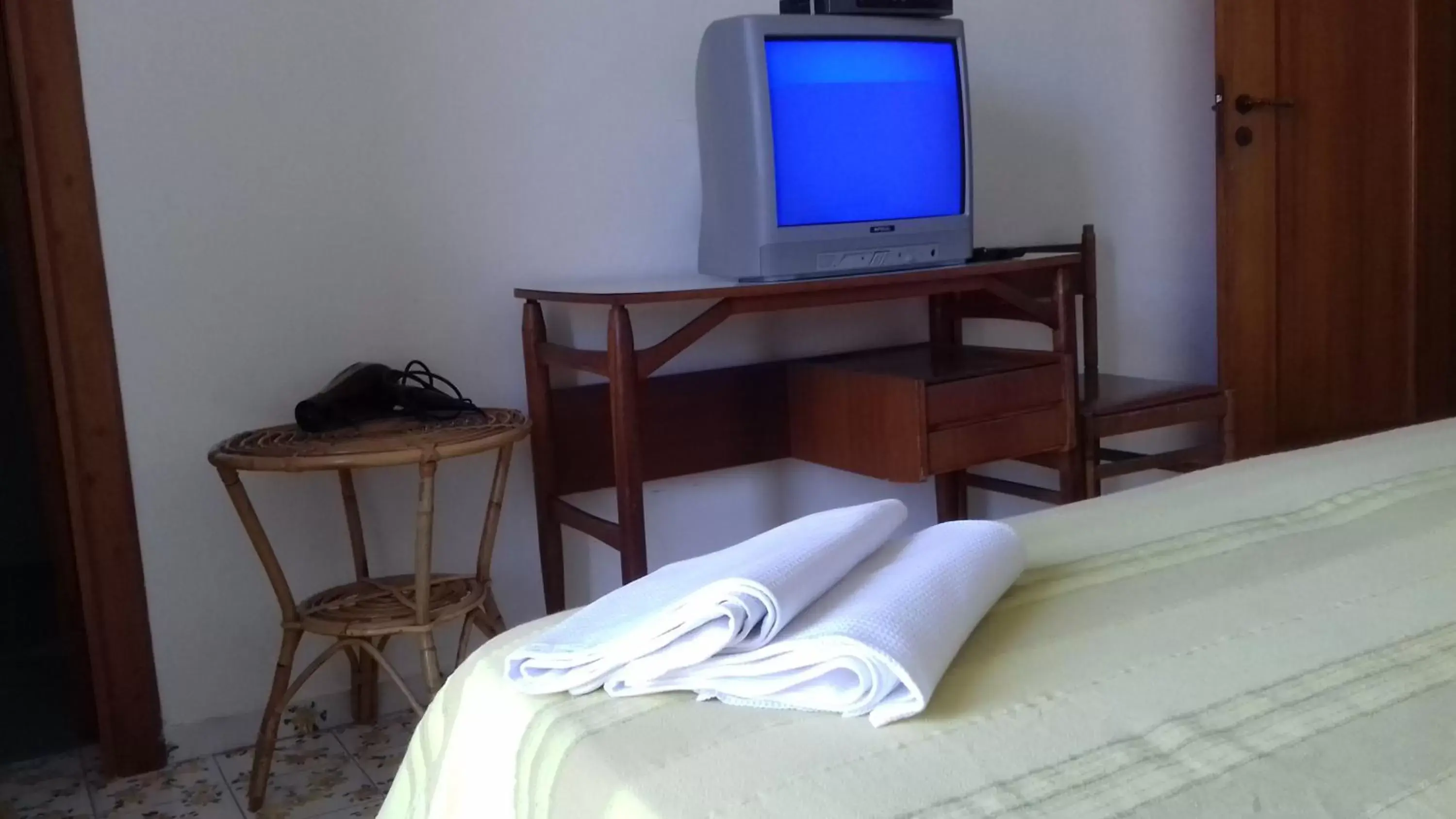 Bed, TV/Entertainment Center in Villa Thomas BB
