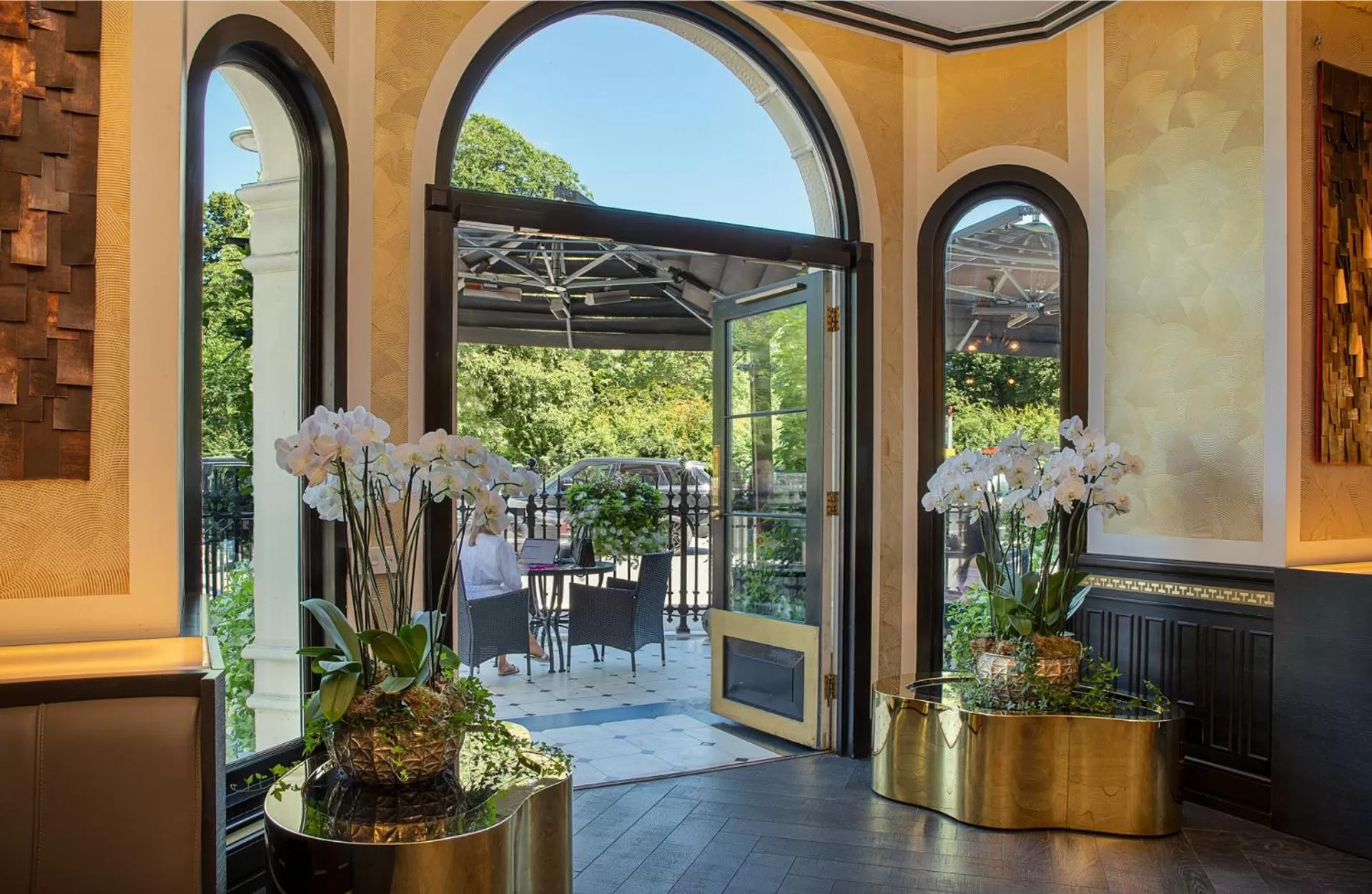 Restaurant/places to eat in 60 Hyde Park Gate Hotel