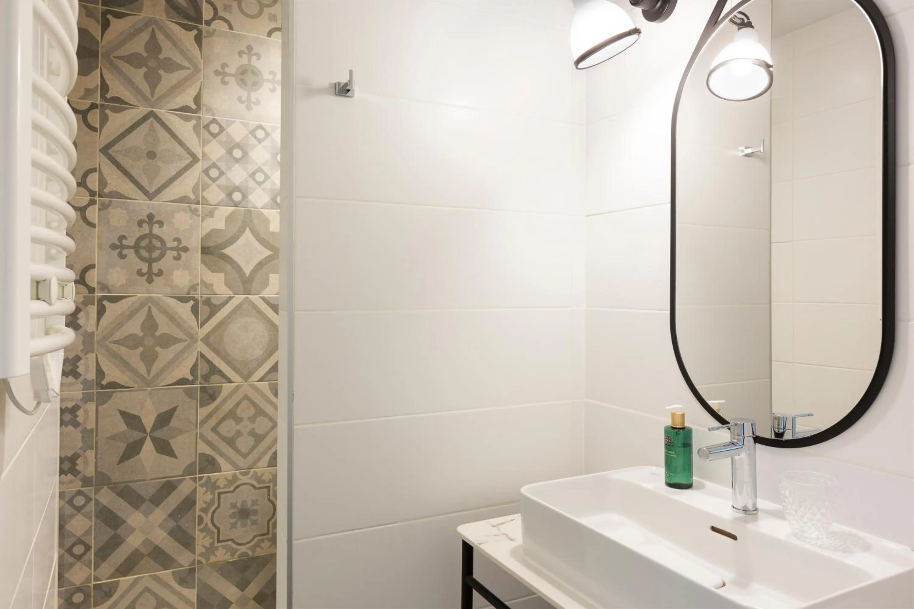 Shower in Hôtel Edmond W Lyon Part-Dieu