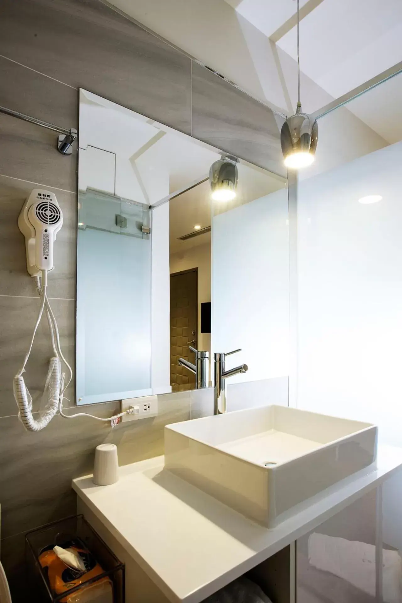 Shower, Bathroom in Queens Hotel II