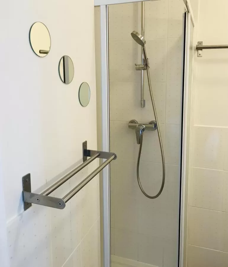 Shower in Hôtel Restaurant L'Atelier des Cousins