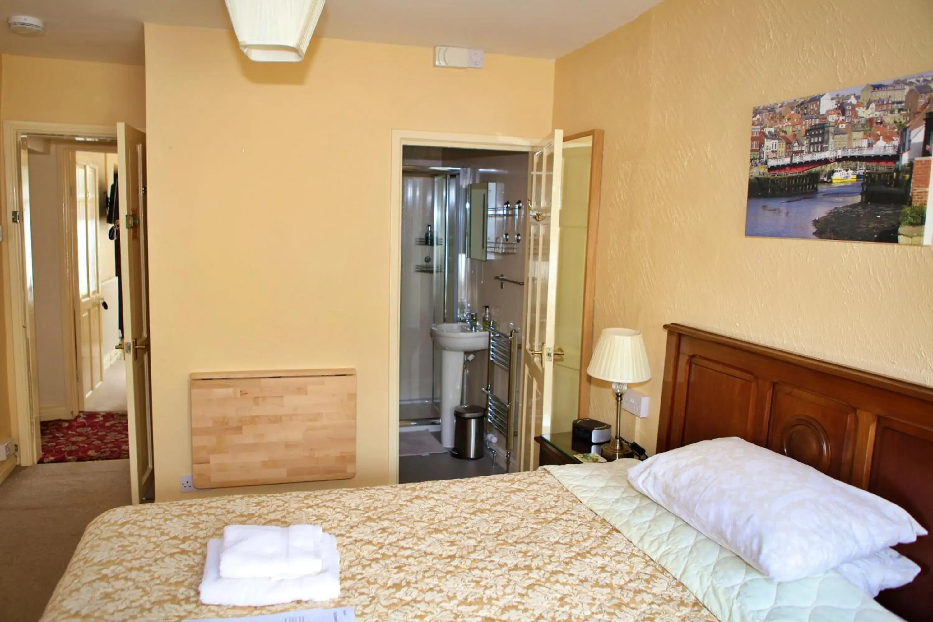 Bedroom, Bed in Wortley Cottage Guest House