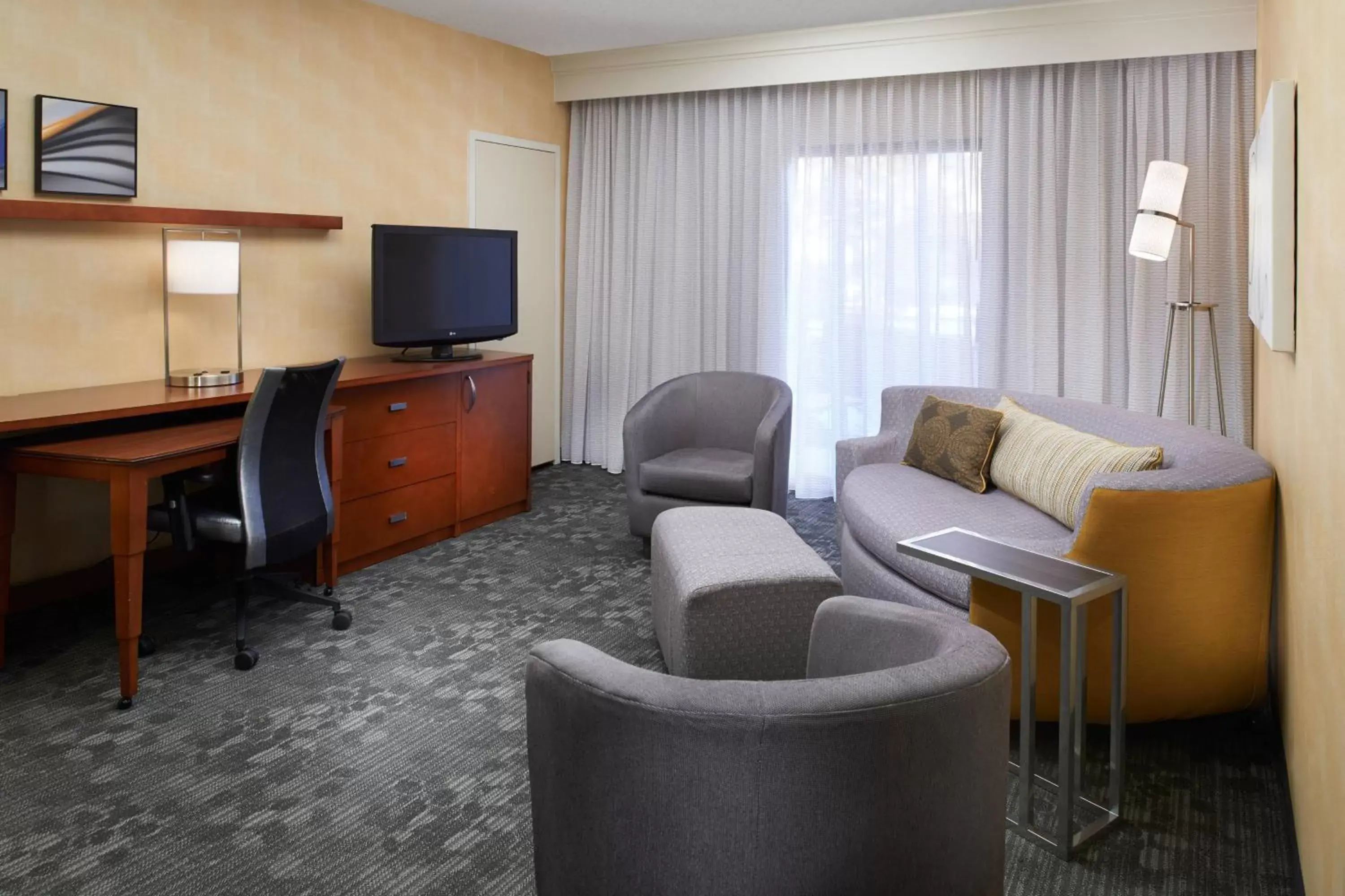 Living room, Seating Area in Courtyard by Marriott Detroit Livonia