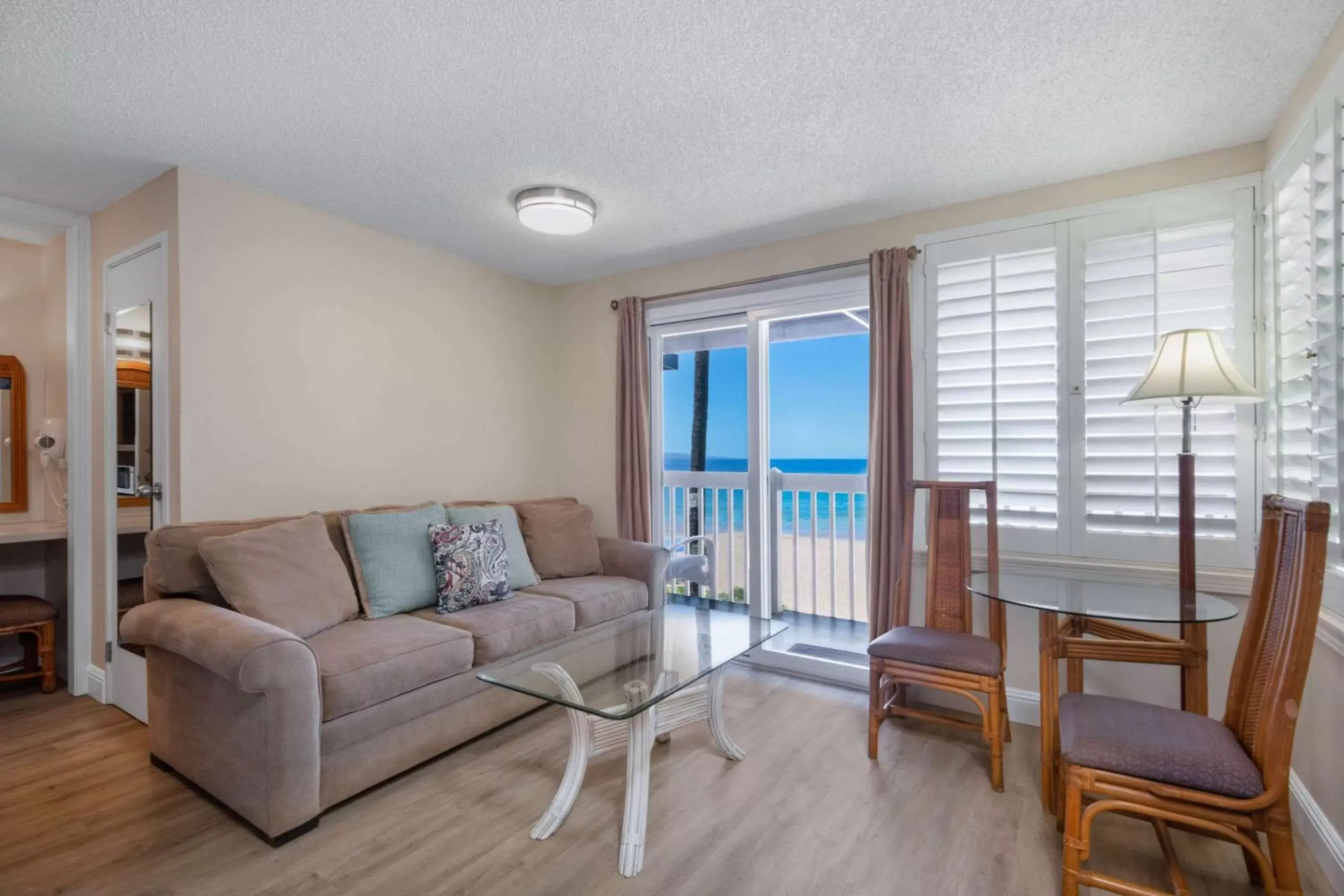 Photo of the whole room, Seating Area in Days Inn by Wyndham Maui Oceanfront