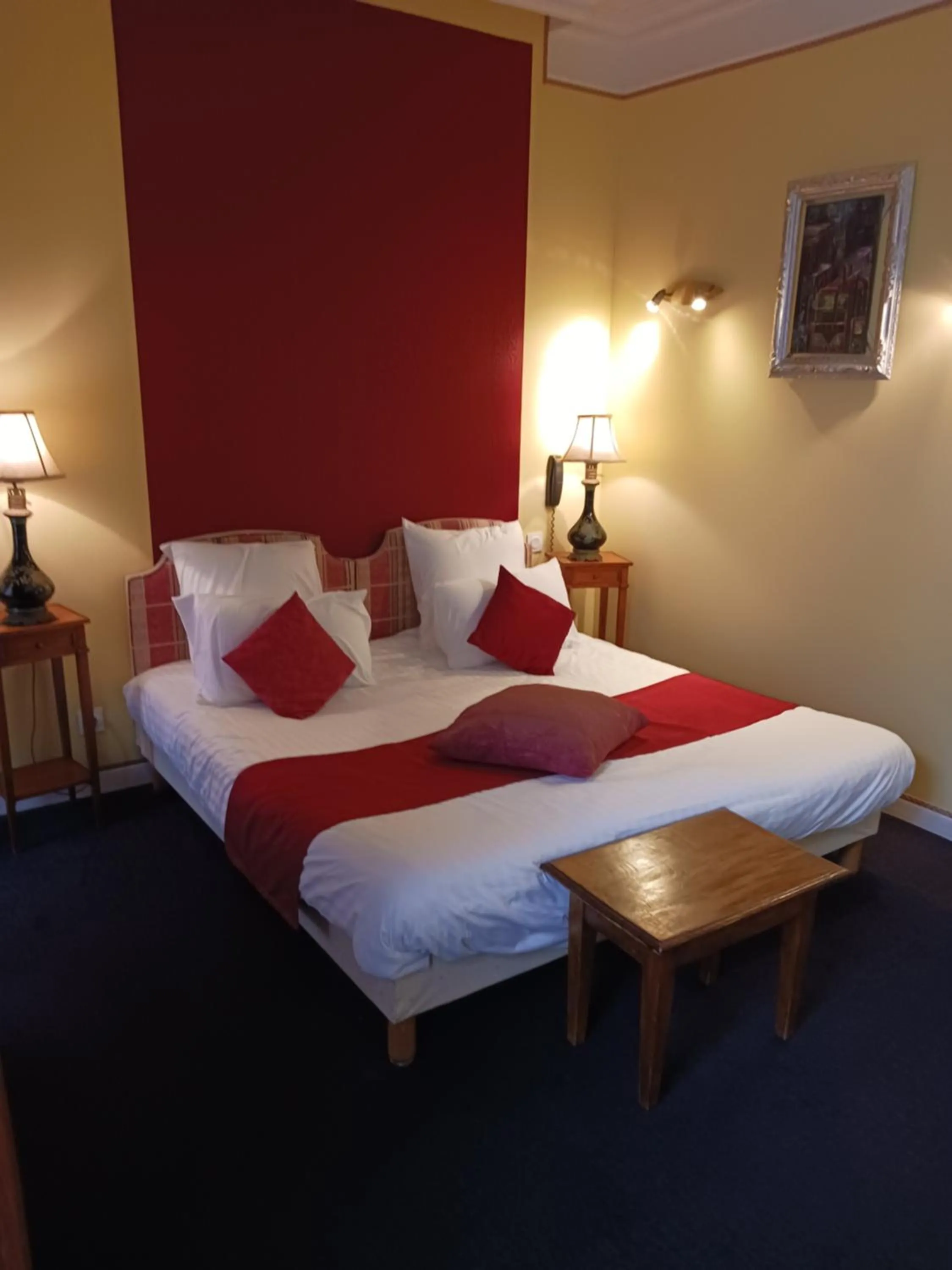 Bed in HOTEL LA COGNETTE A 25 Kilomètres de Châteauroux et 30 Kilomètres de Bourges