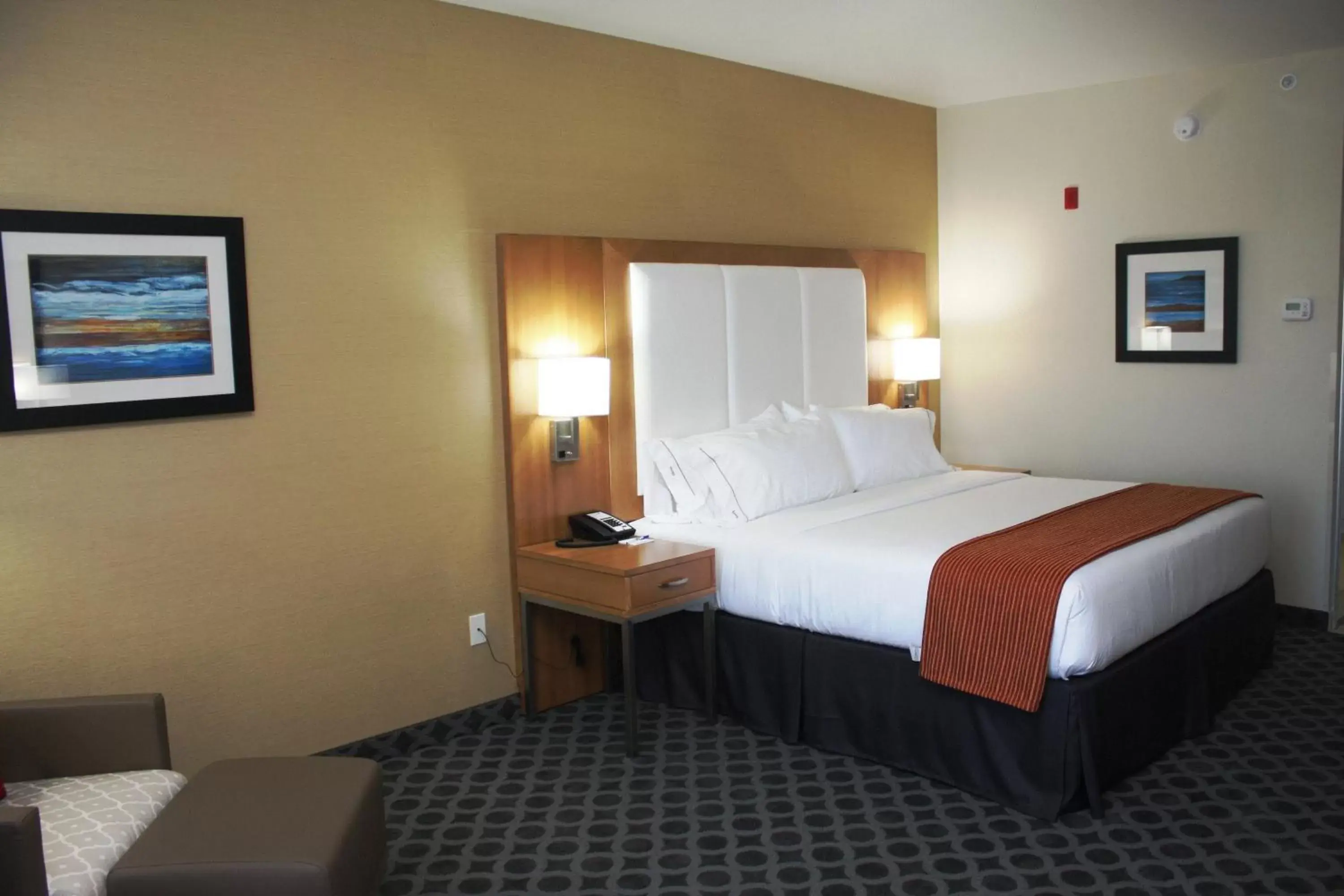 Photo of the whole room, Bed in Holiday Inn Express North Hollywood - Burbank Area, an IHG Hotel