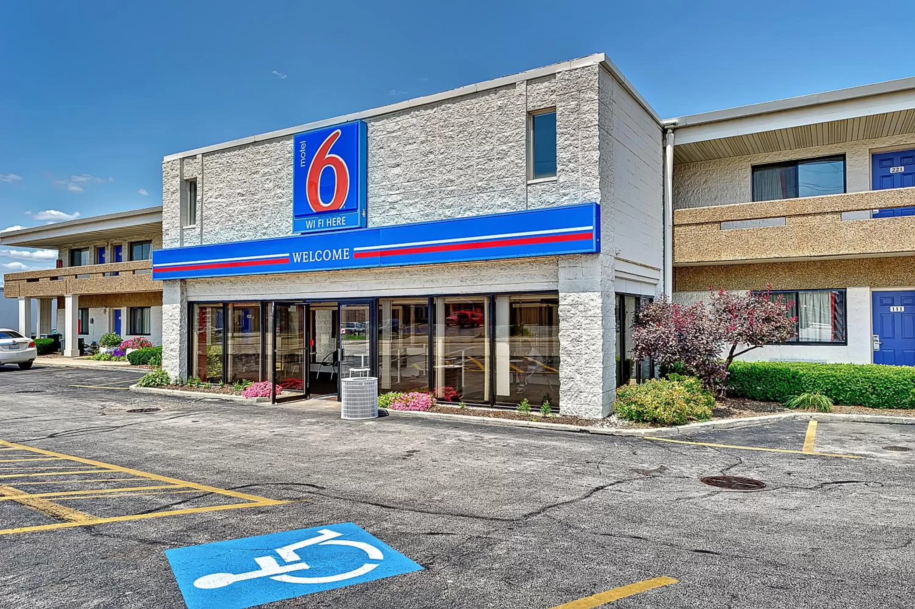 Nearby landmark, Property Building in Motel 6-Villa Park, IL - Chicago West