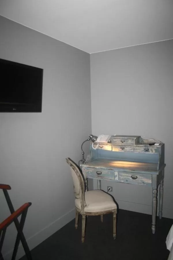 Decorative detail, TV/Entertainment Center in Hôtel 19'Cent