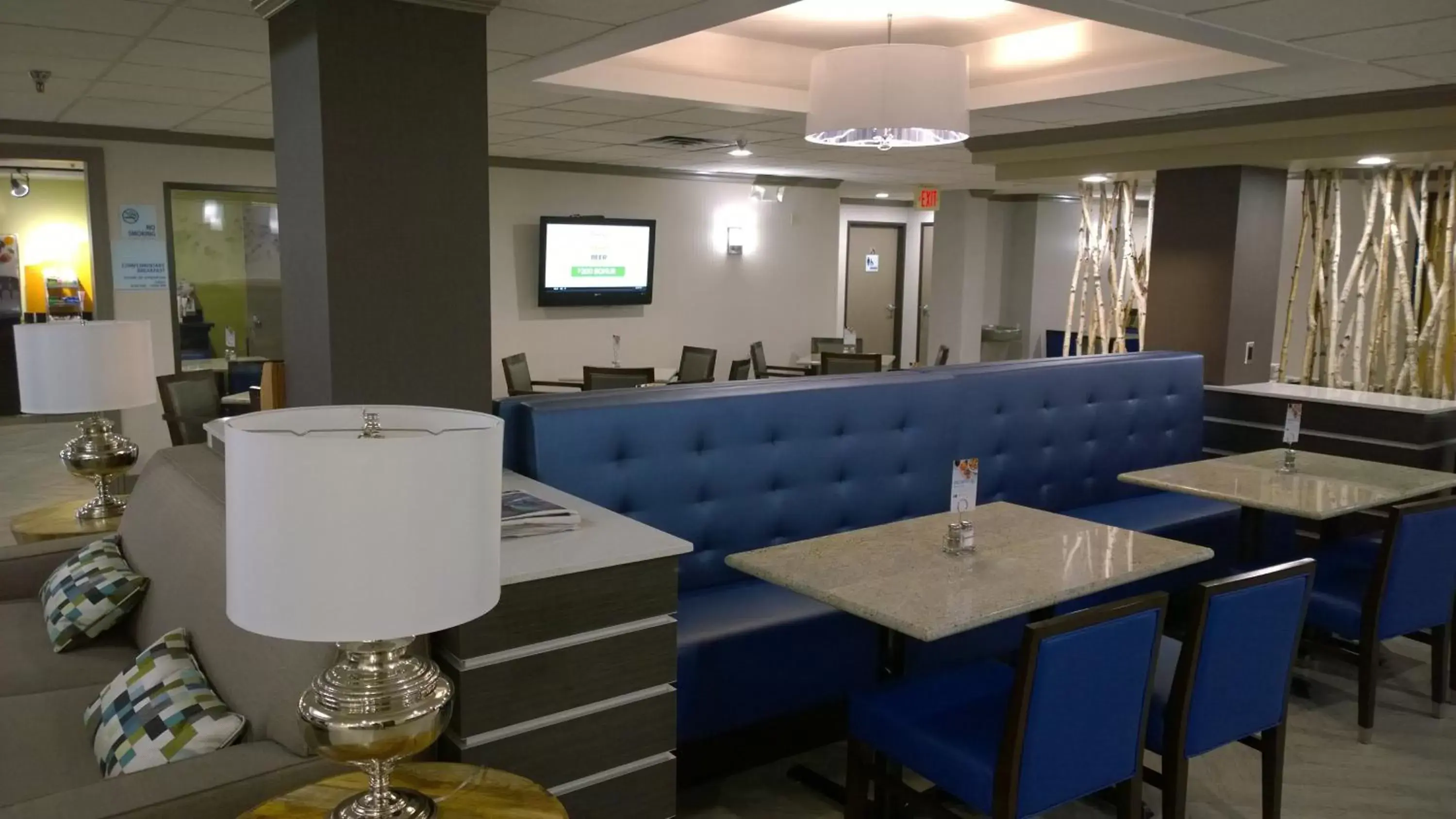 Lobby or reception, Restaurant/Places to Eat in Holiday Inn Express & Suites Fayetteville University of Arkansas Area, an IHG Hotel