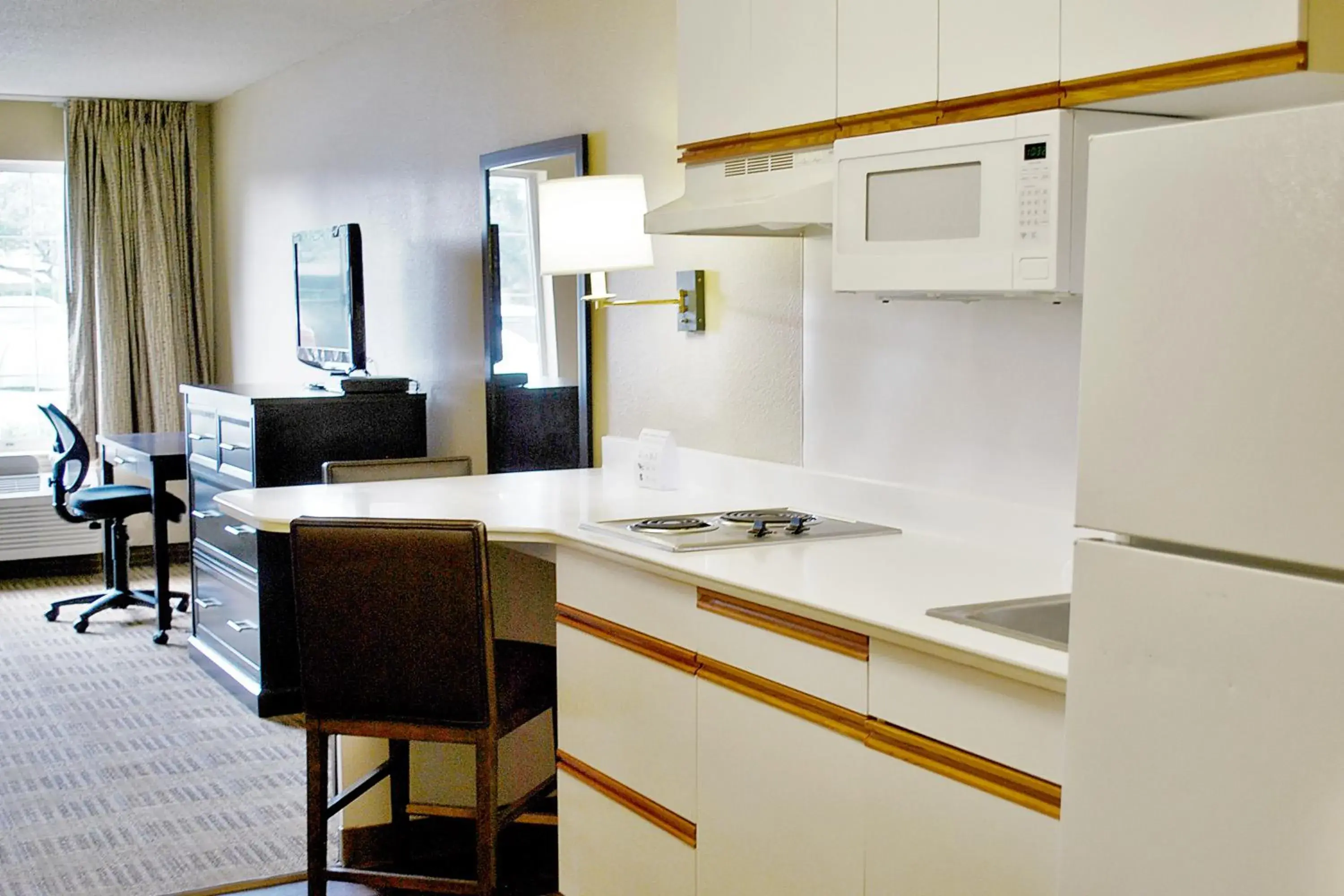 Kitchen or kitchenette, Kitchen/Kitchenette in Extended Stay America Suites - Chicago - Lombard - Oakbrook