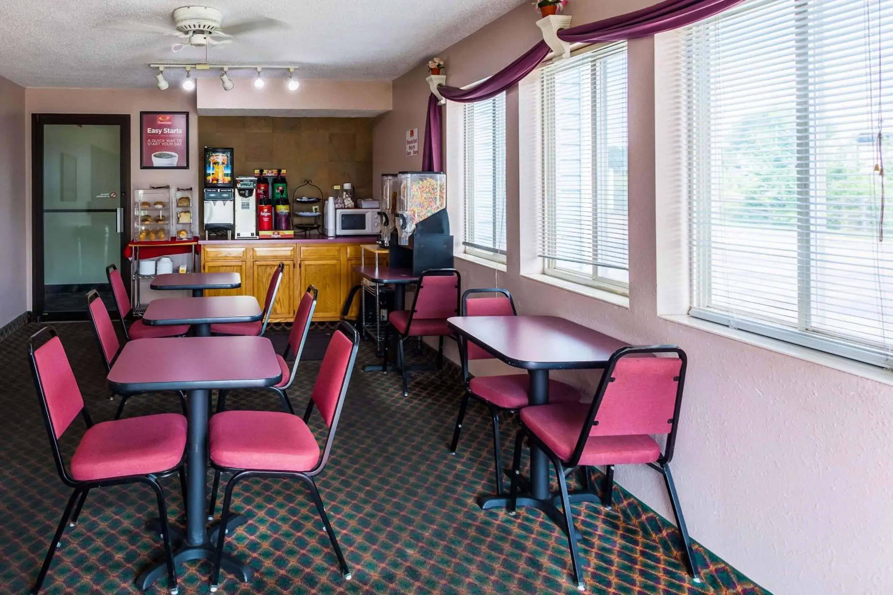 Lobby or reception, Restaurant/Places to Eat in Econo Lodge Lincoln