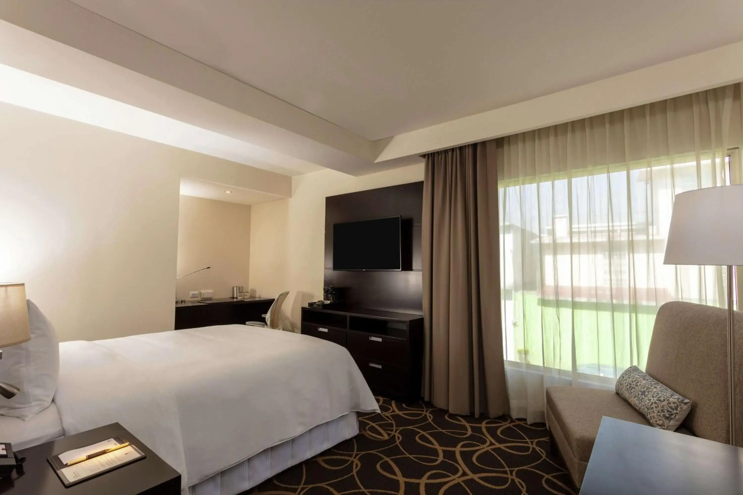 Bedroom, TV/Entertainment Center in DoubleTree by Hilton Toluca