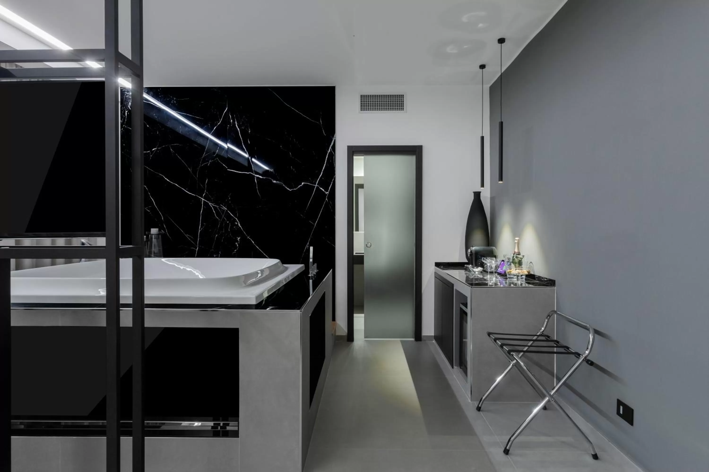 Hot Tub in Suite Palermo Apartment