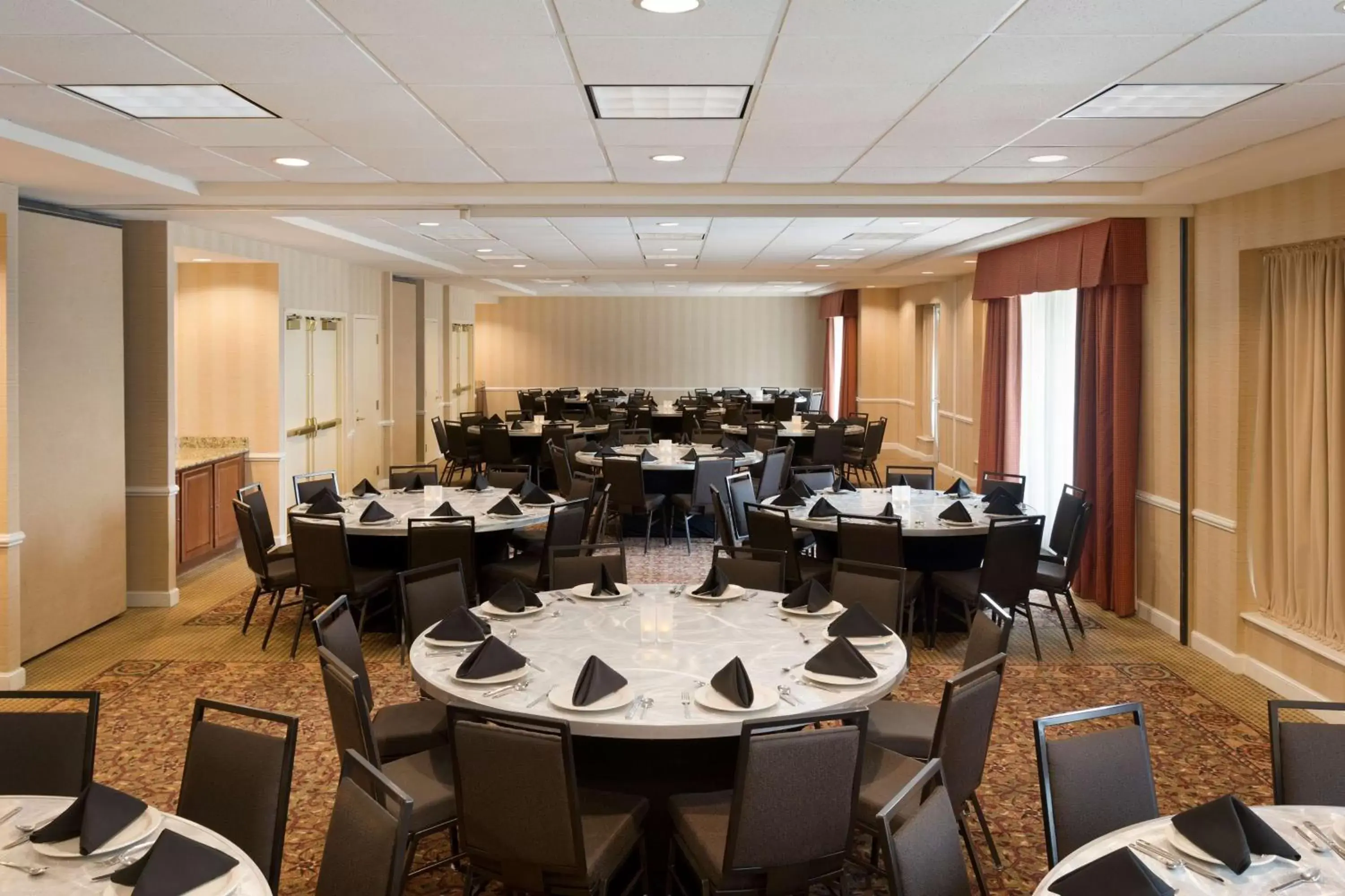 Meeting/conference room, Restaurant/Places to Eat in Hilton Garden Inn Oakbrook Terrace