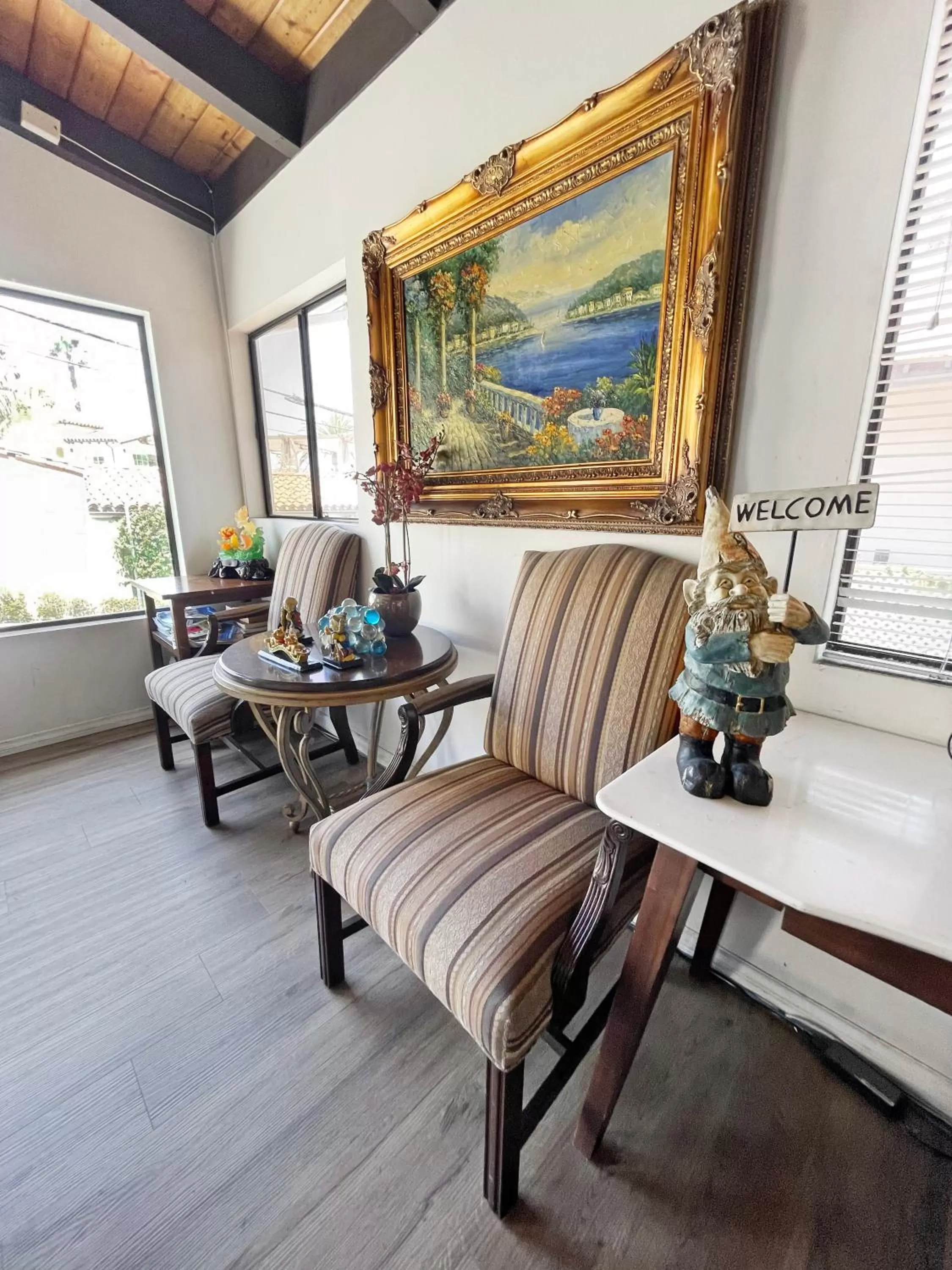Seating Area in Catalina Courtyard Suites