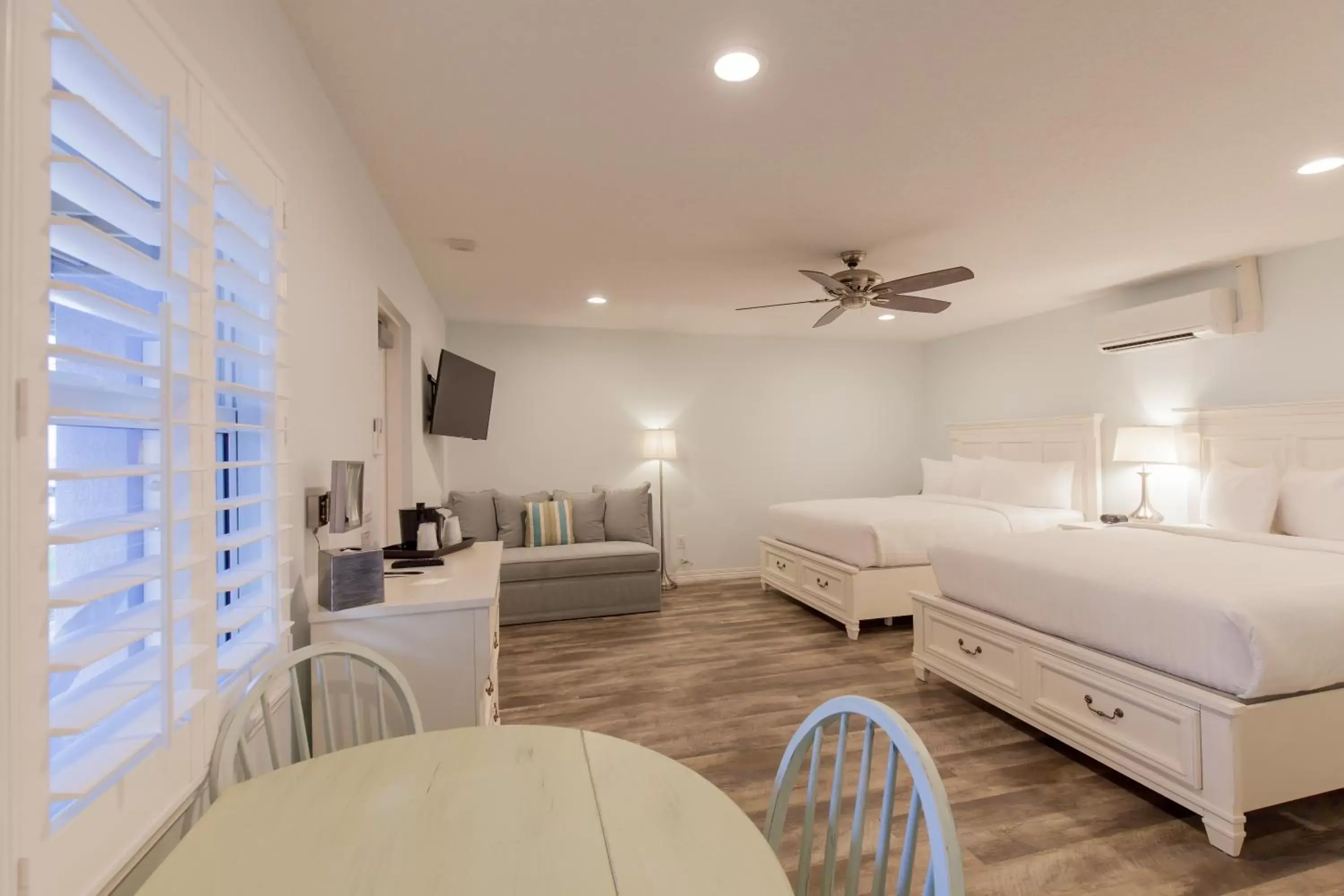 Queen Room with Pool View in Lost Inn Paradise Queen Room with Pool View in Lost Inn Paradise