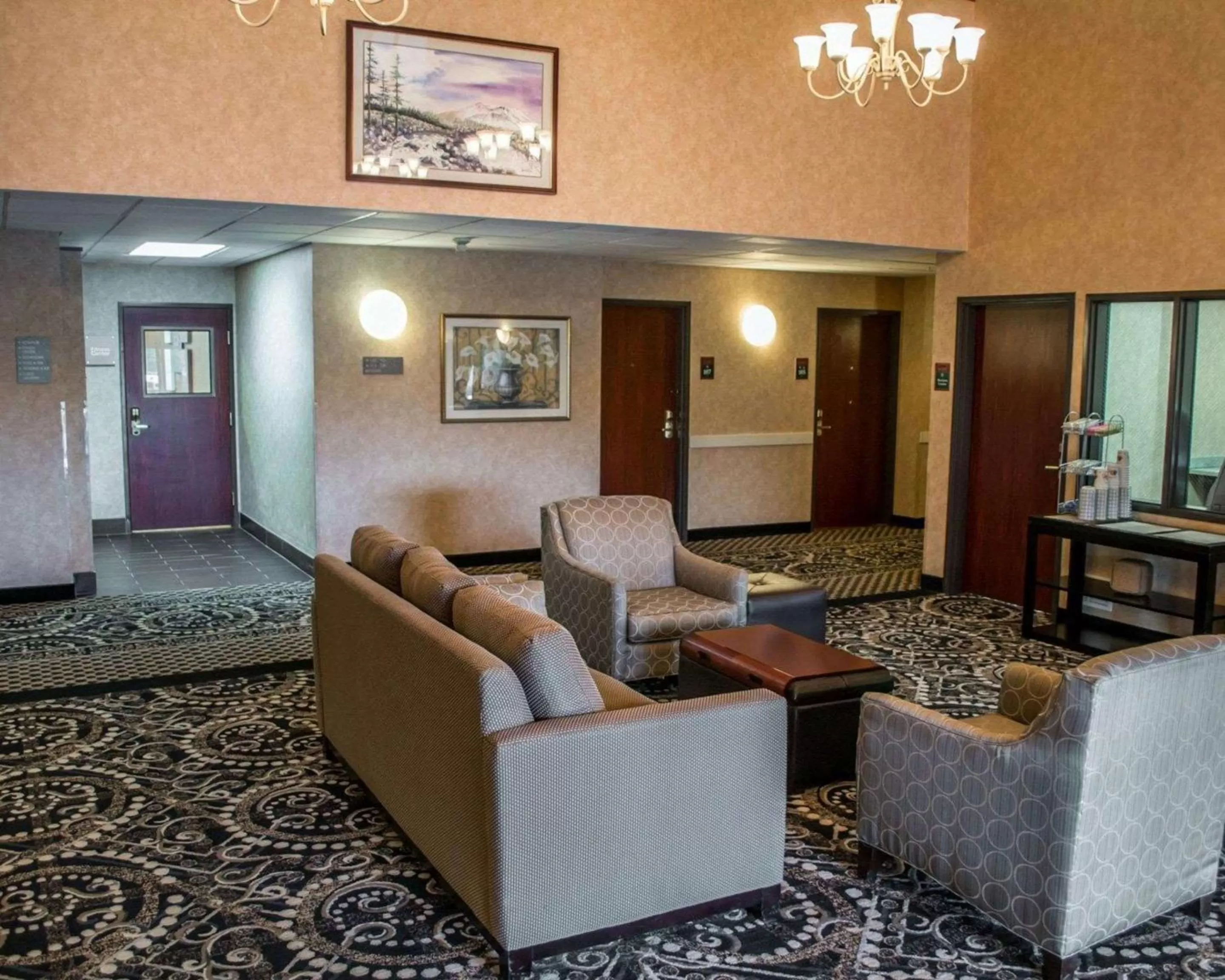 Lobby or reception in Comfort Suites Portland Southwest