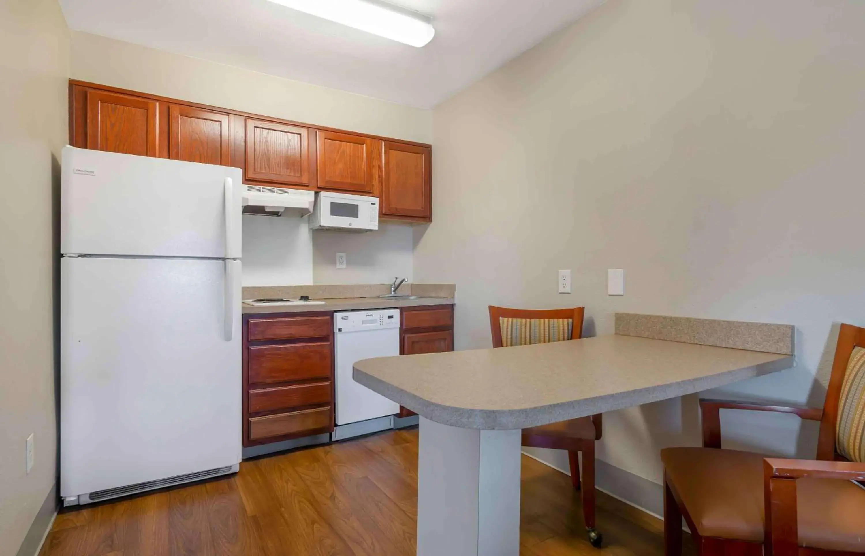 Bedroom, Kitchen/Kitchenette in Extended Stay America Suites - Kansas City - Lenexa - 87th St