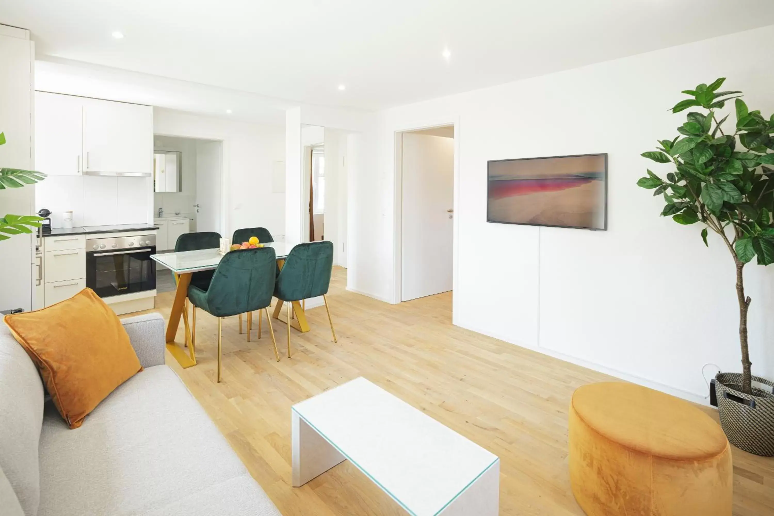 Kitchen or kitchenette, Seating Area in EH Apartments Saturn