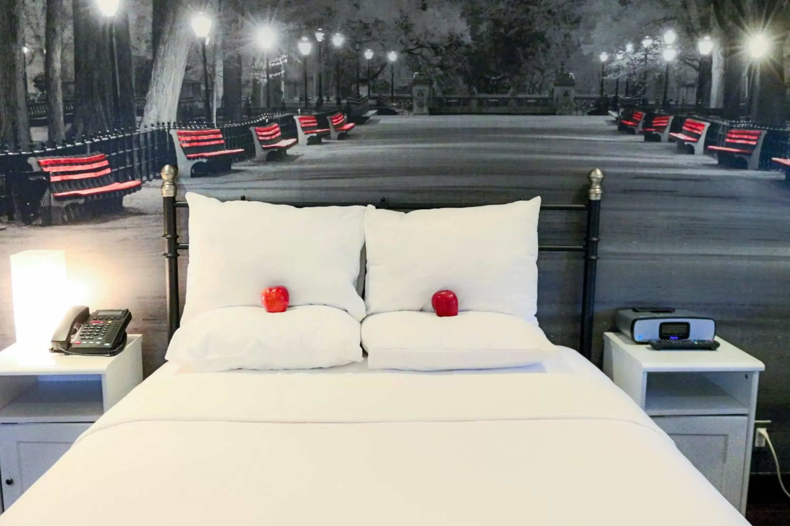 Bedroom, Bed in Night Hotel Broadway