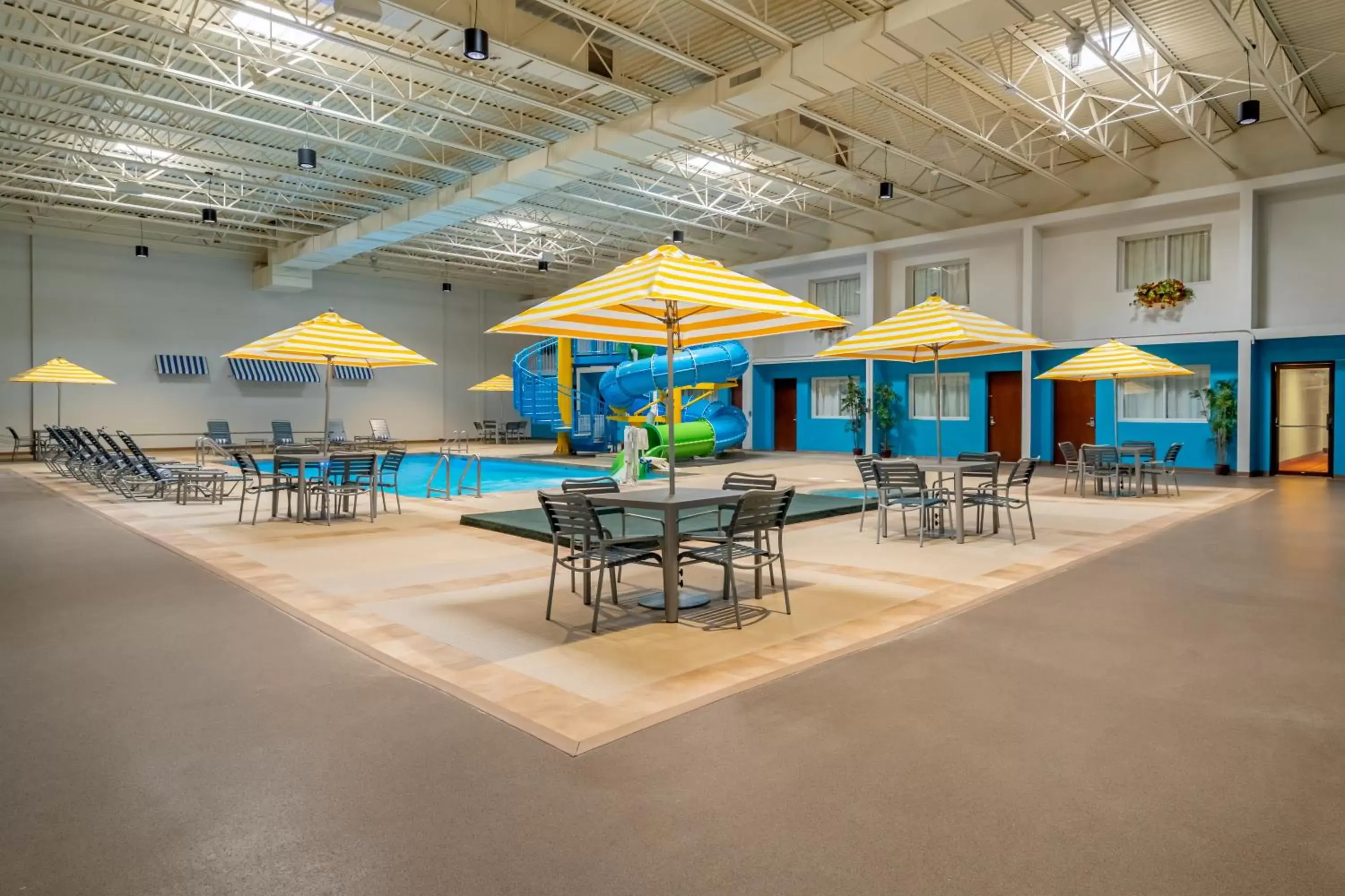 Swimming pool in Grand Williston Hotel and Conference Center
