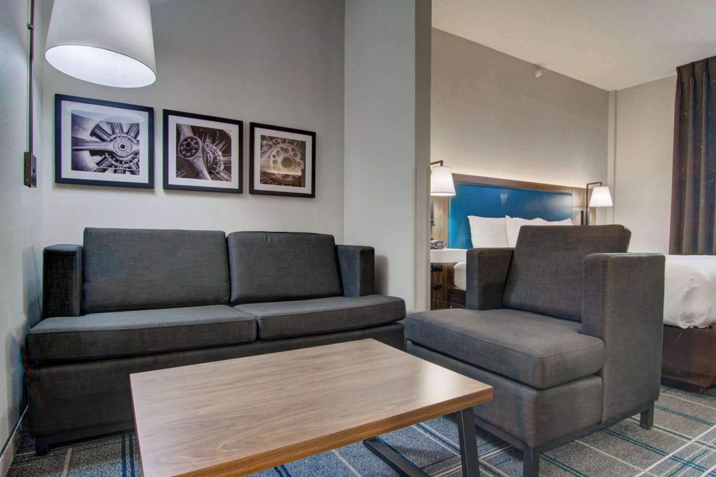 Photo of the whole room, Seating Area in Comfort Suites Newport News Airport