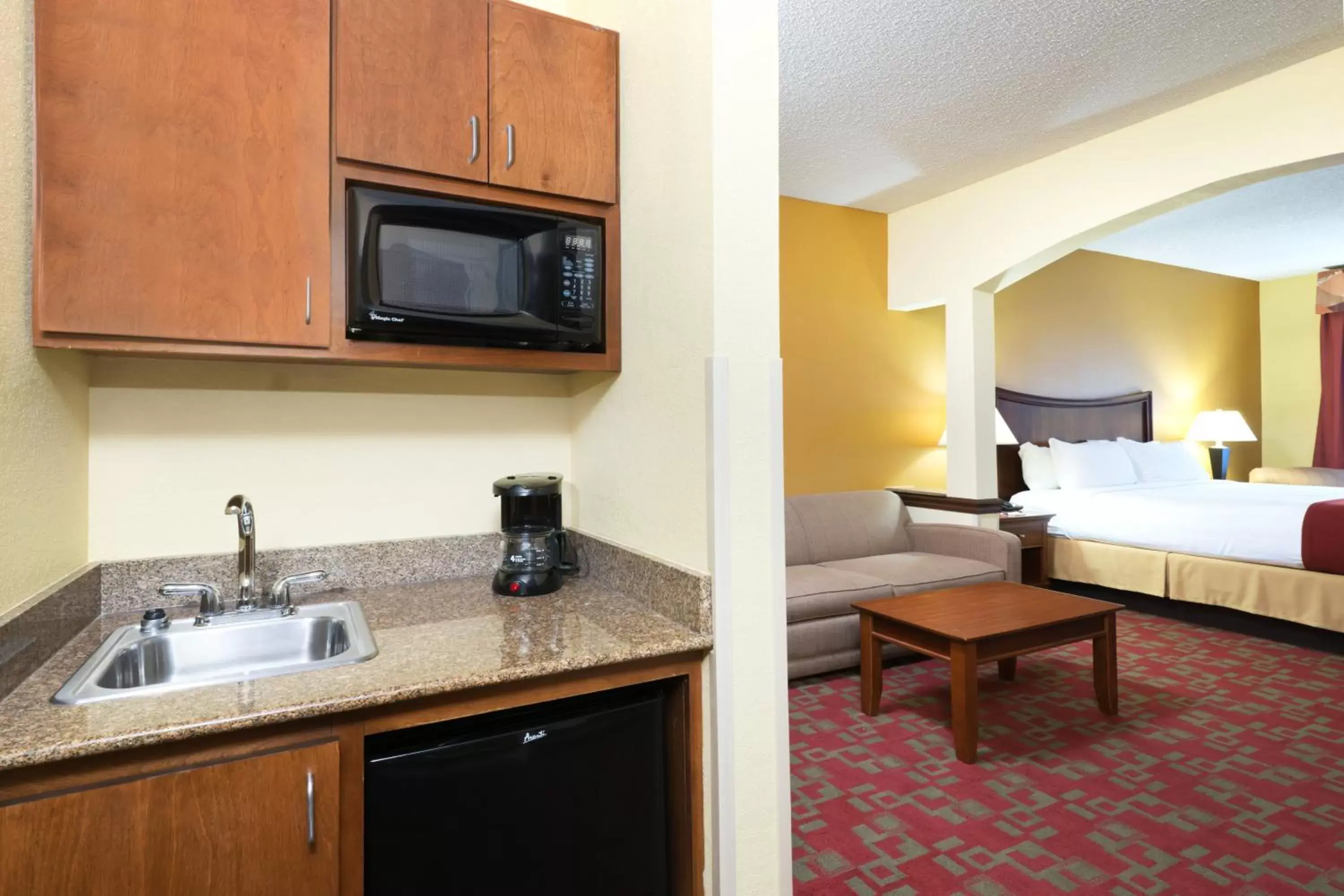 Photo of the whole room, Kitchen/Kitchenette in Holiday Inn Express Suites Little Rock West, an IHG Hotel