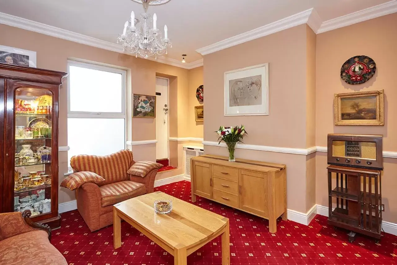 Living room, Seating Area in Uppercross House Hotel