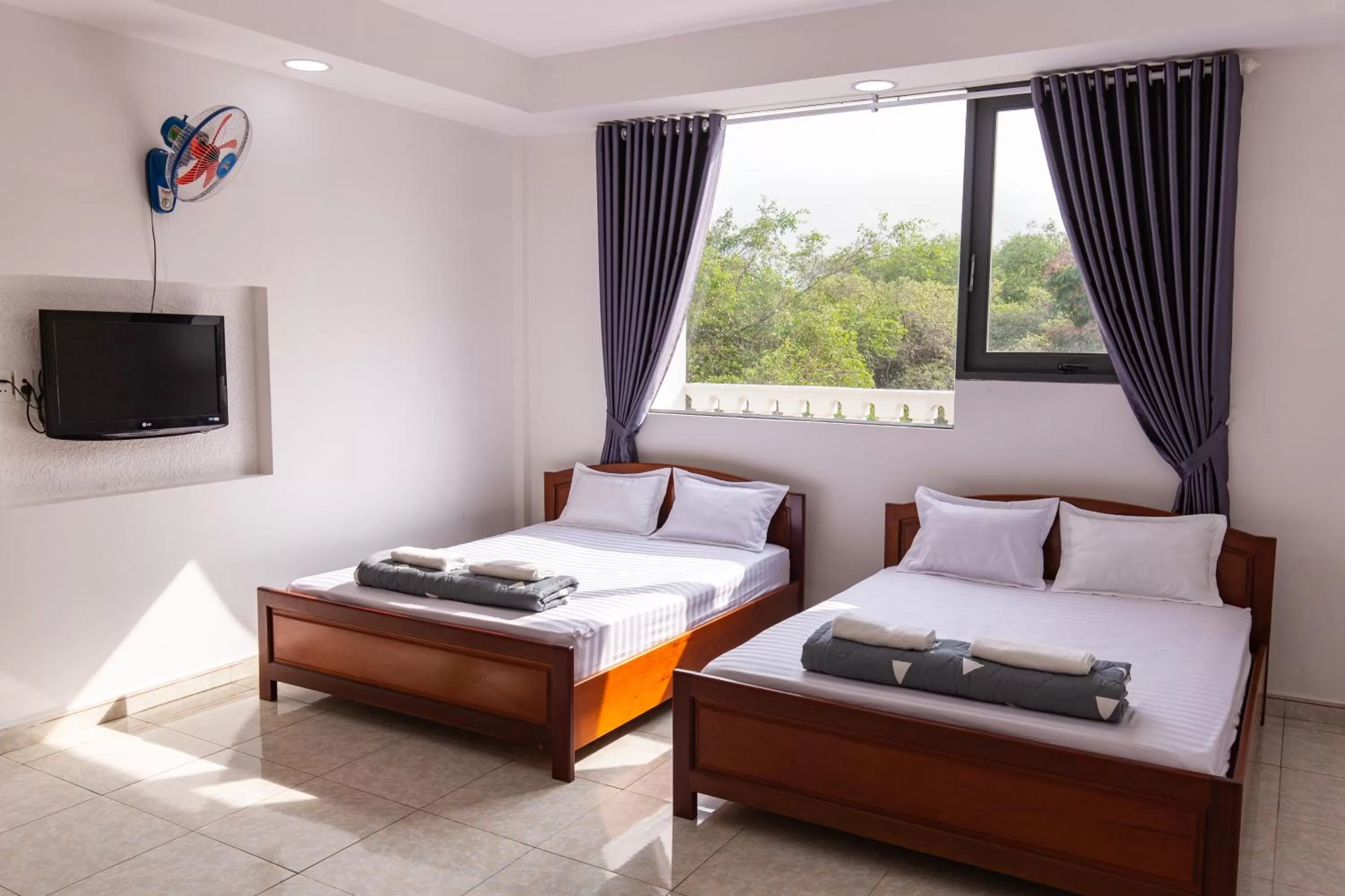 Communal lounge/ TV room, Bed in Hotel Hoa Cúc Phương Dĩ An - Bình Dương