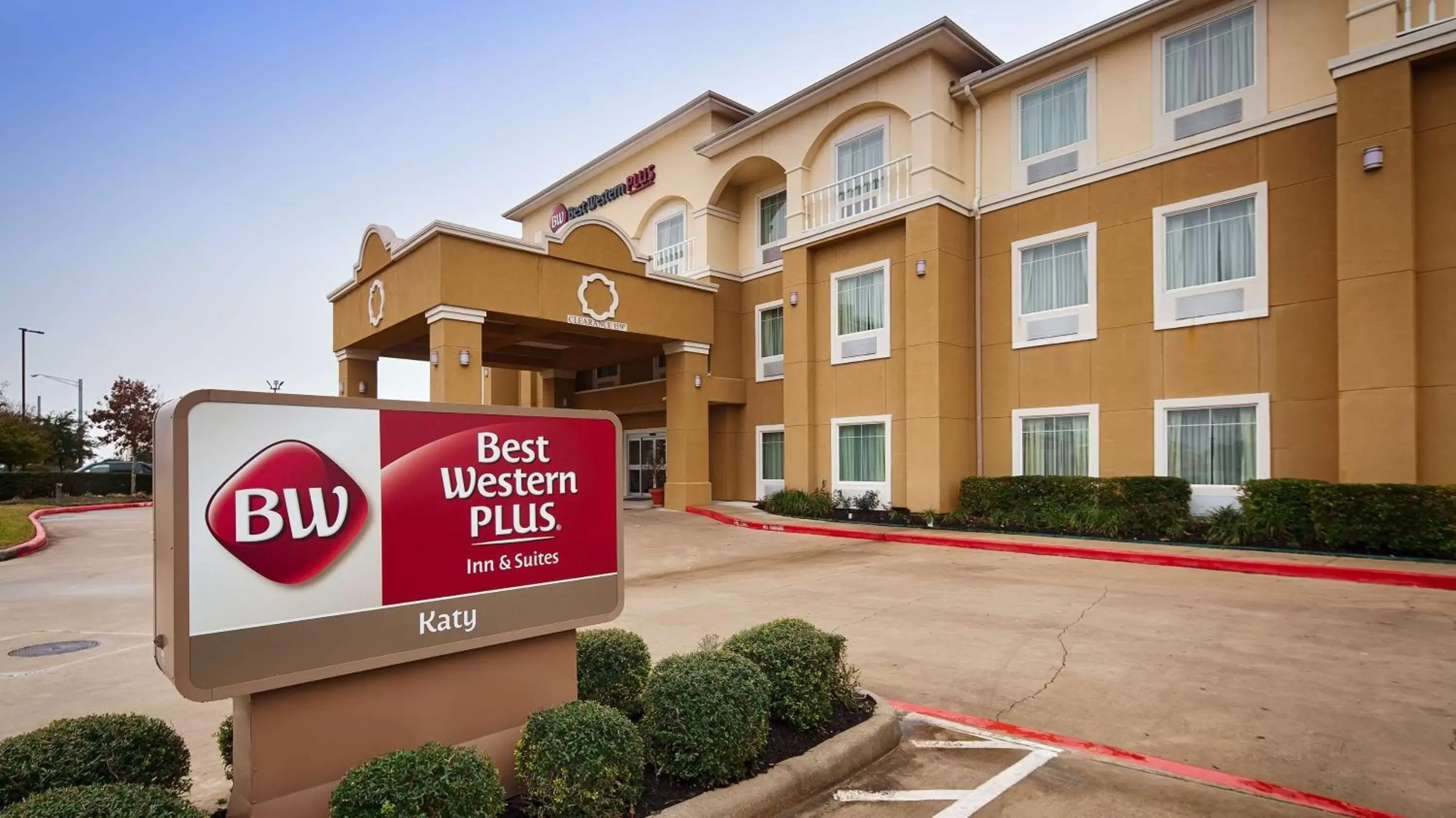 Property building in Best Western Plus Katy Inn and Suites