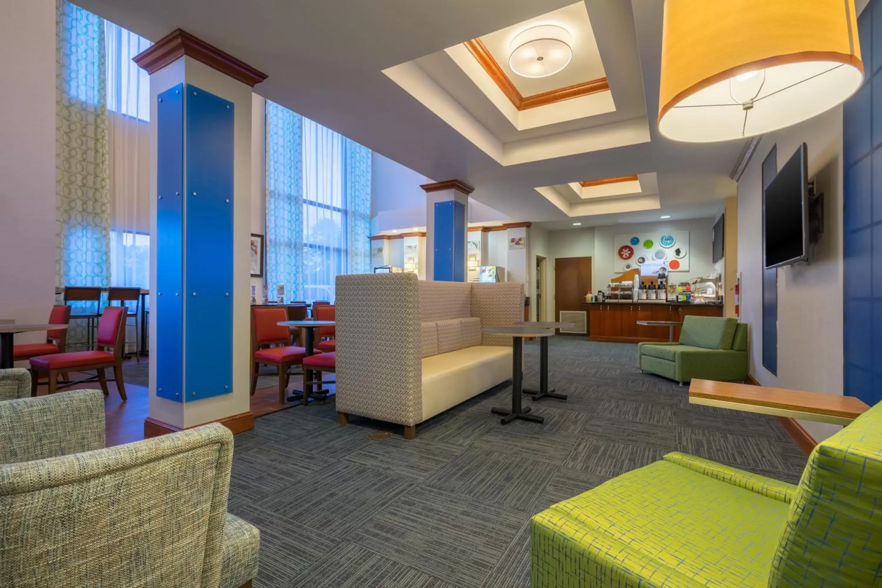 Breakfast, Seating Area in Holiday Inn Express and Suites - Quakertown, an IHG Hotel