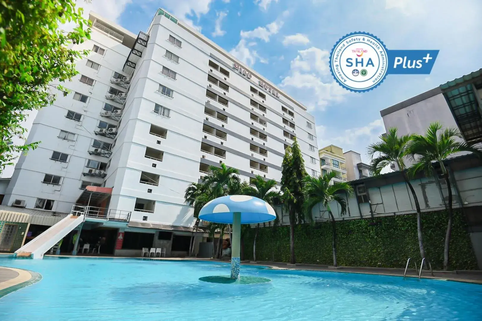 Property building, Swimming Pool in Pattaya Hiso Hotel