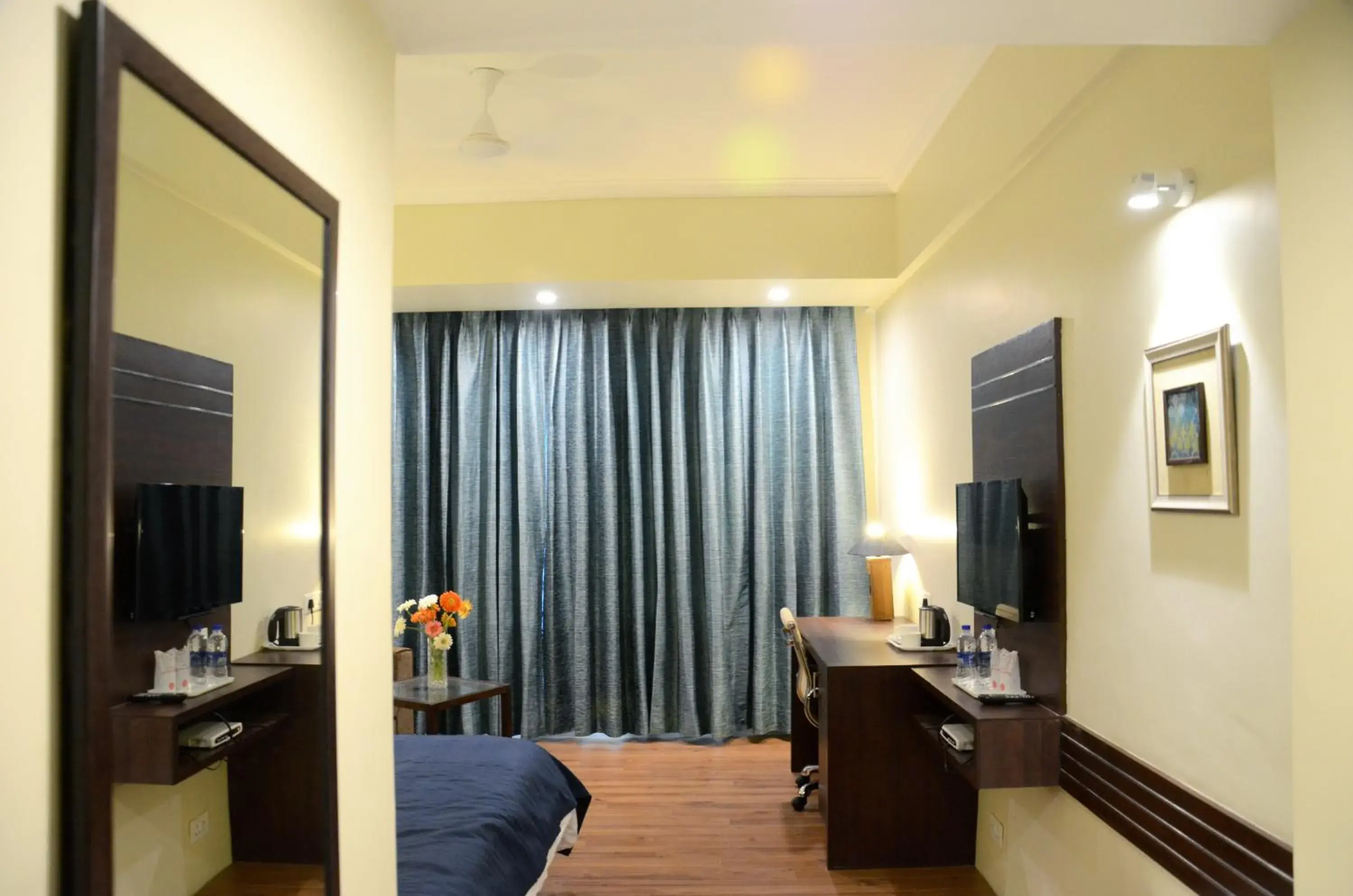 Bedroom, TV/Entertainment Center in Diamond Hotel