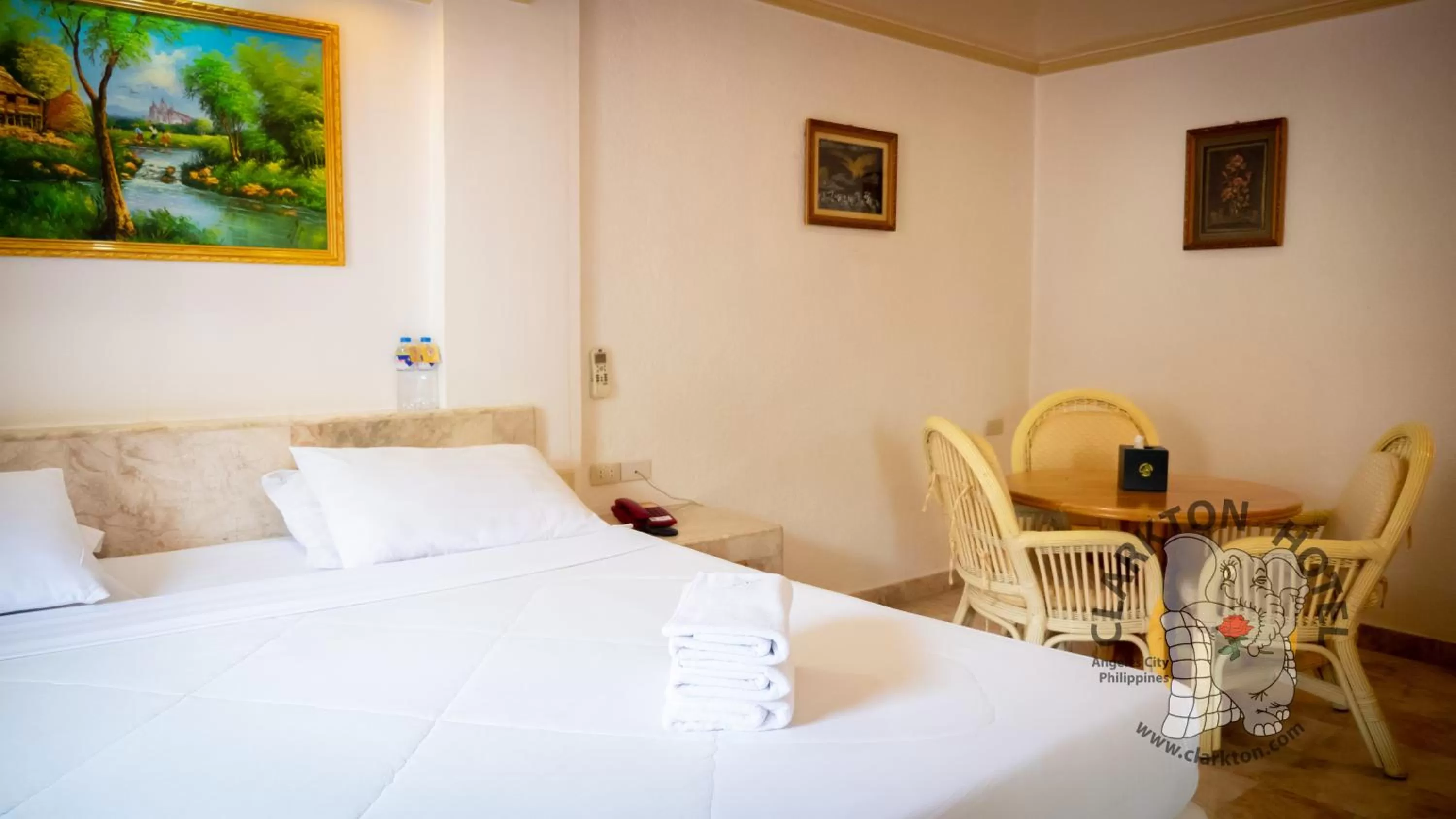 Bed in Clarkton Hotel Apartment