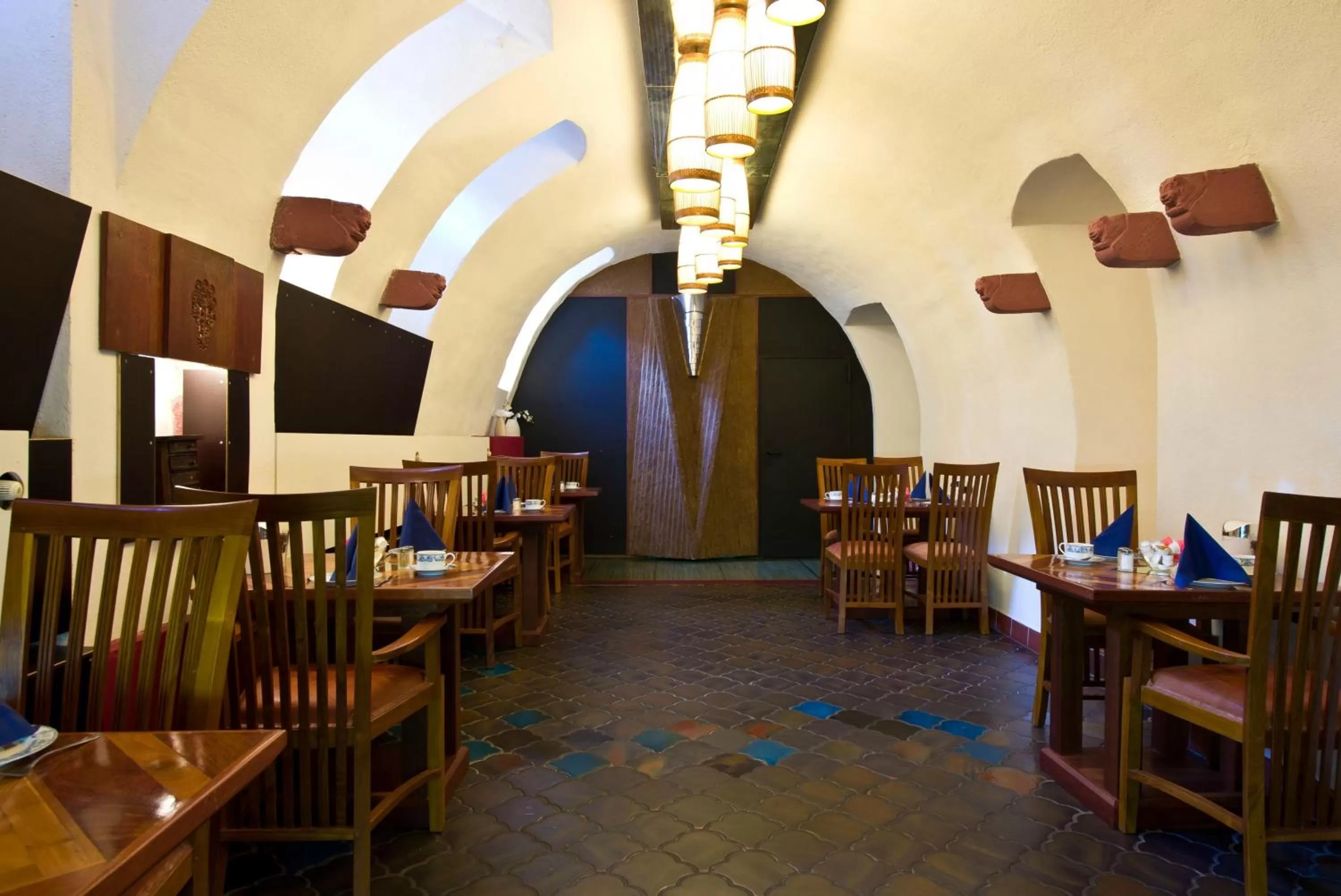 Restaurant/places to eat in Hotel Monpti