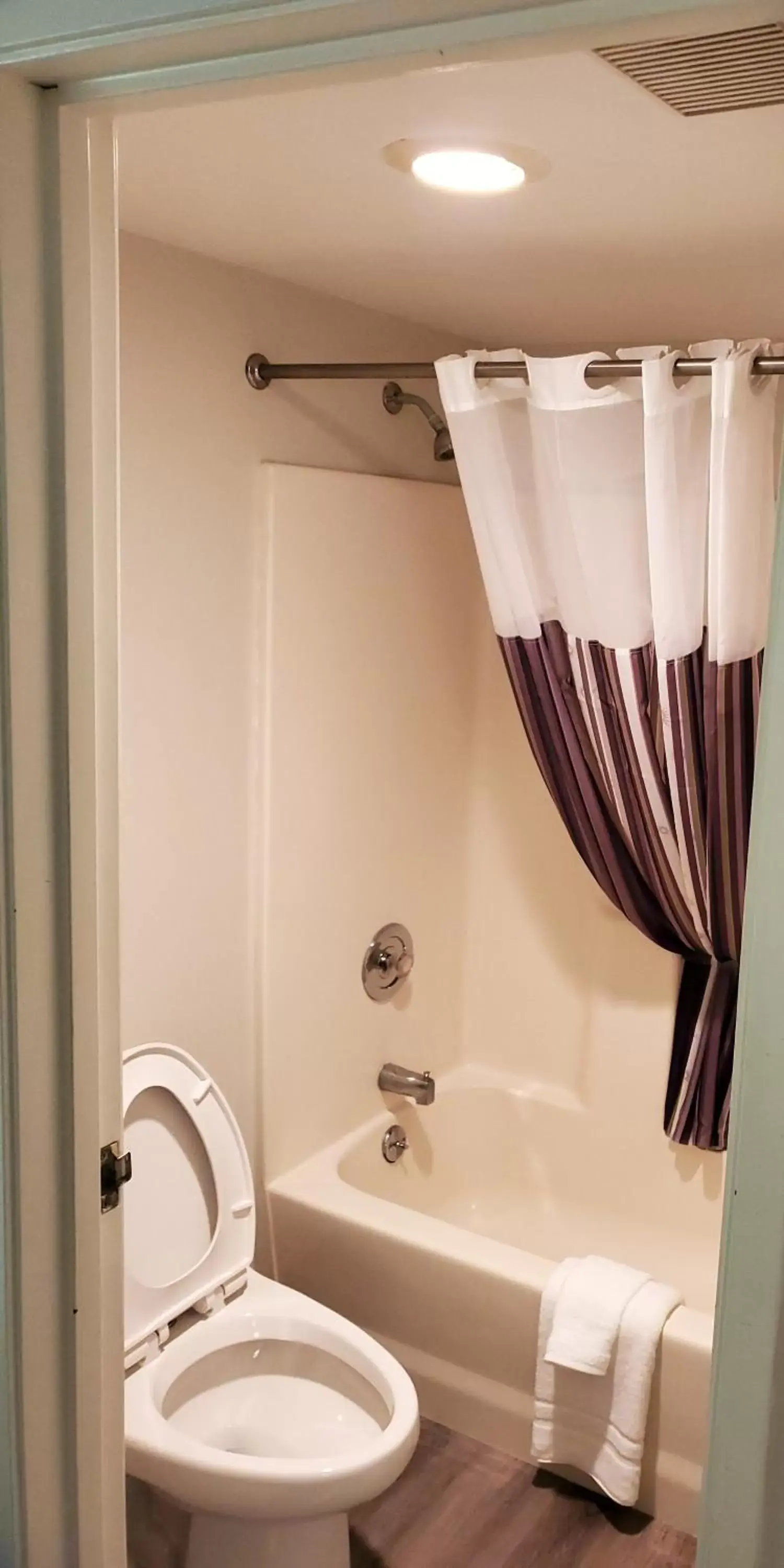 Shower, Bathroom in La Quinta Inn by Wyndham Tampa Near Busch Gardens