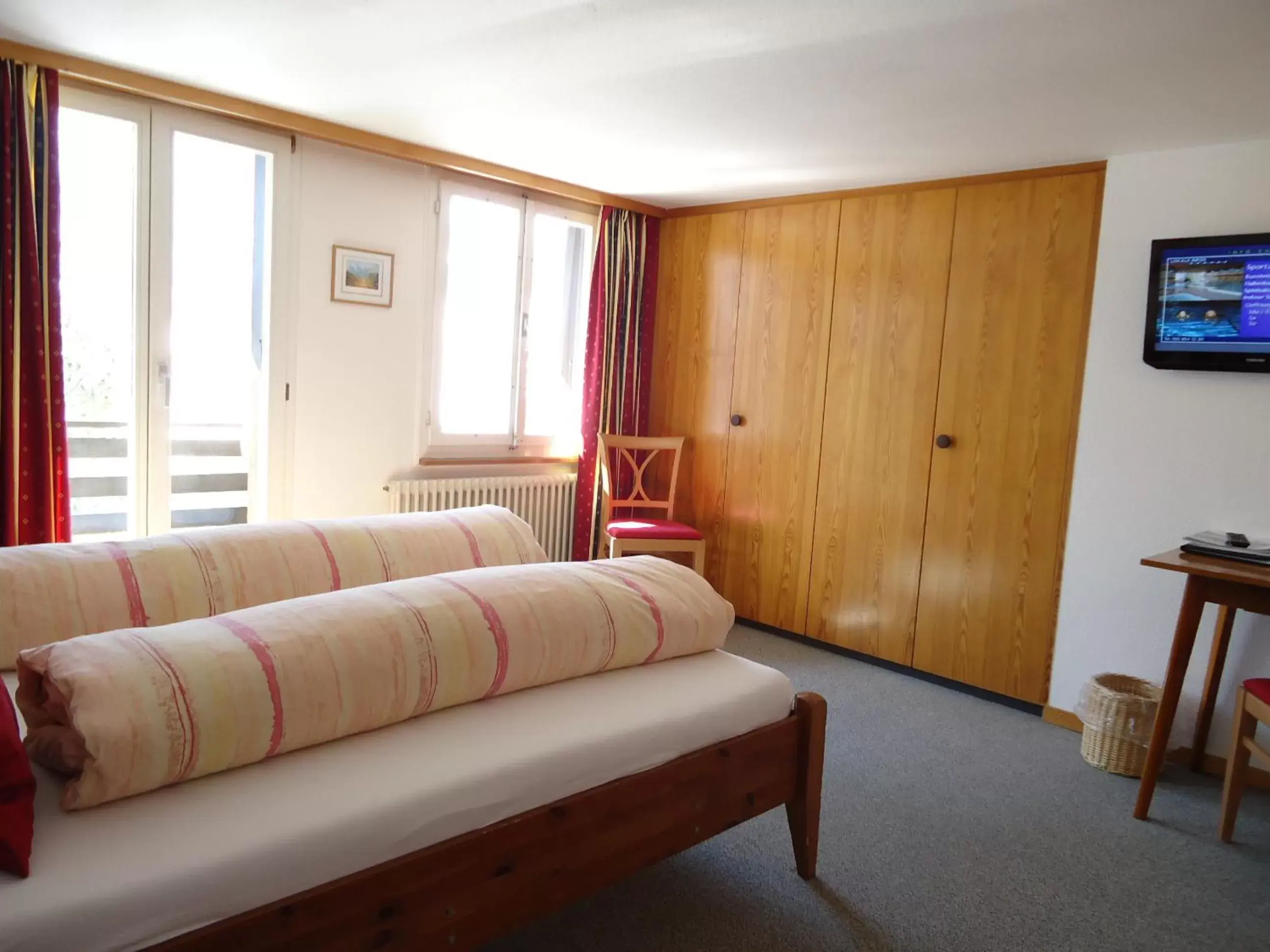 Bed, Seating Area in Hotel Tschuggen