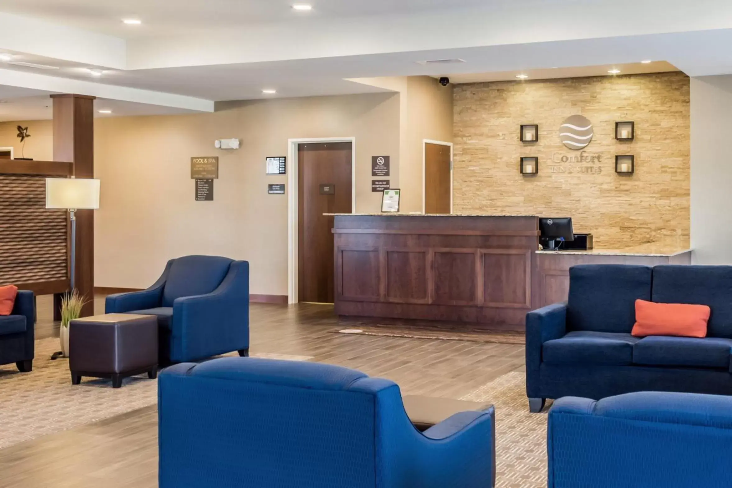 Communal lounge/ TV room, Lobby/Reception in Comfort Inn & Suites Avera Southwest