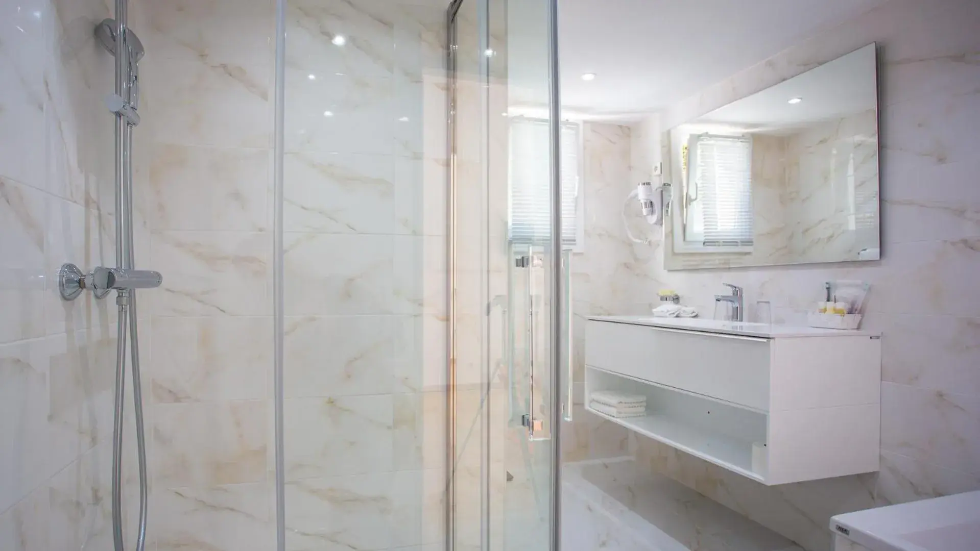 Bathroom in Hotel La Calanque