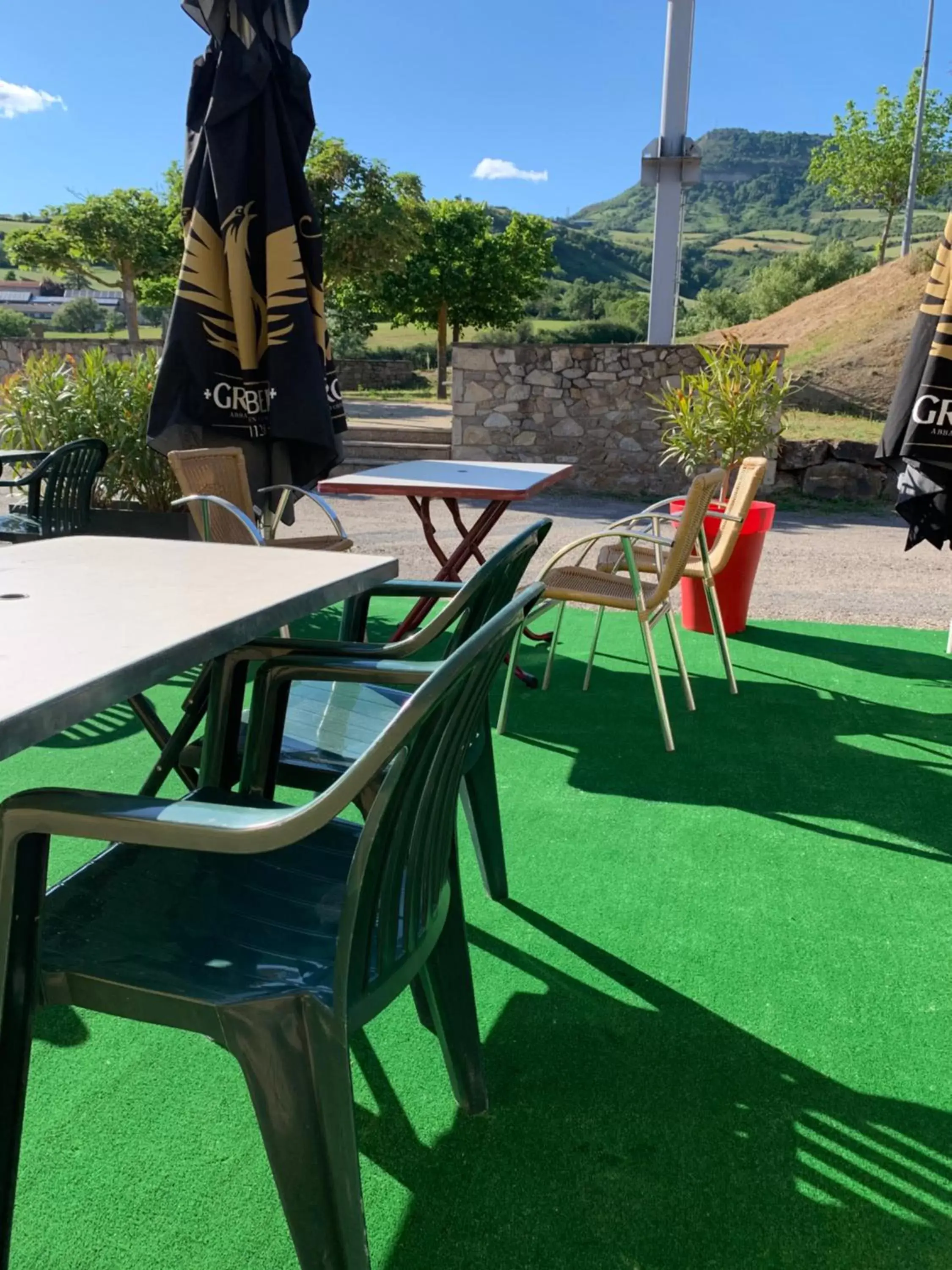 Patio in Hotel Restaurant du Bowling de Millau