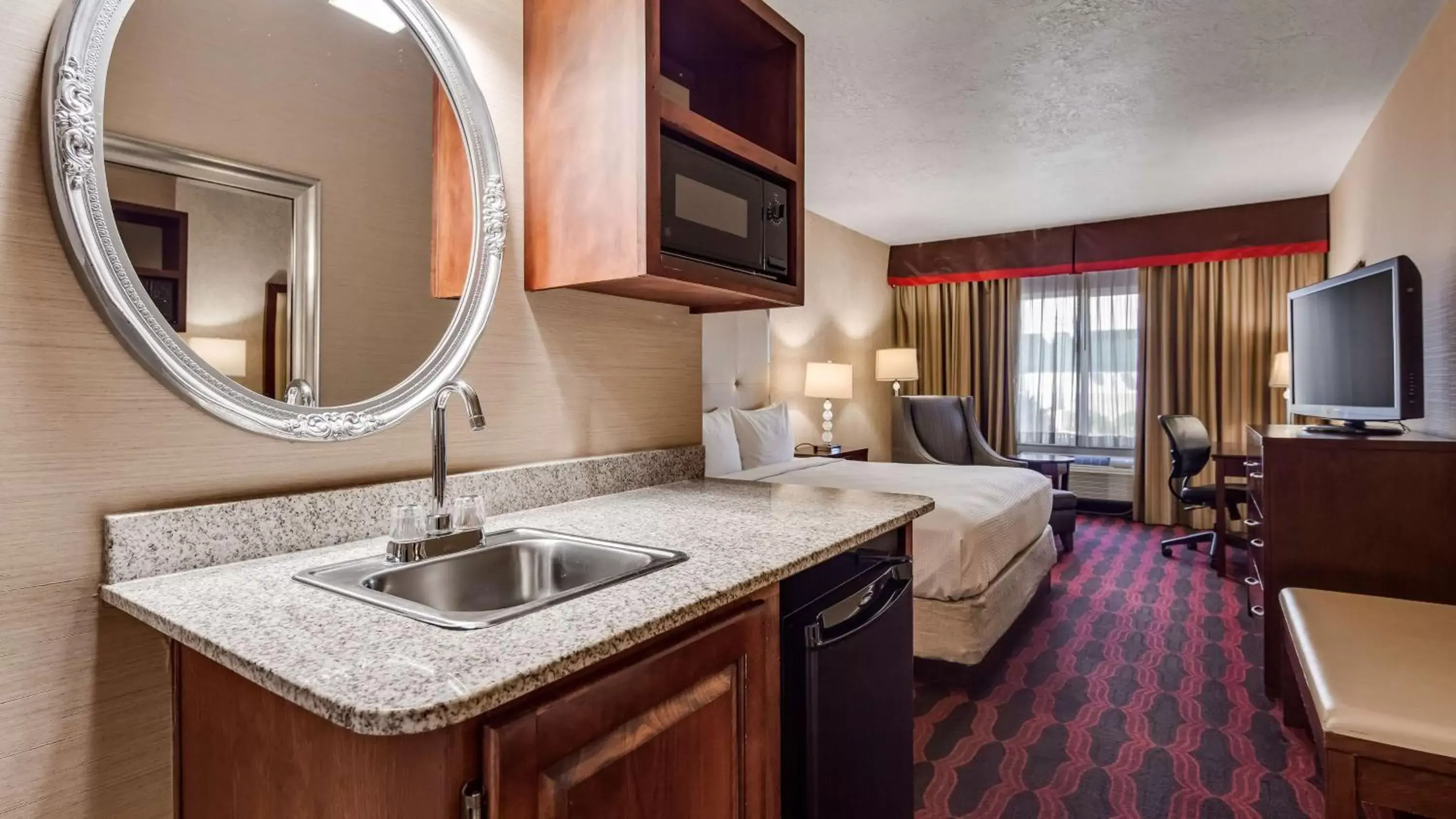 King Room with Roll In Shower-Disabilty Access in Best Western Plus Abbey Inn King Room with Roll In Shower-Disabilty Access in Best Western Plus Abbey Inn