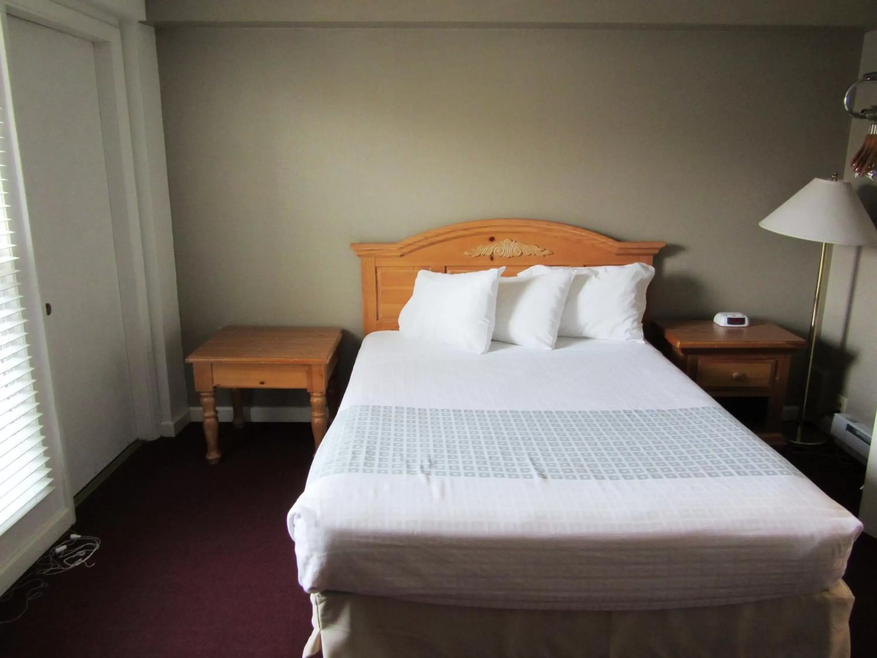 Photo of the whole room, Bed in White Buffalo Hotel