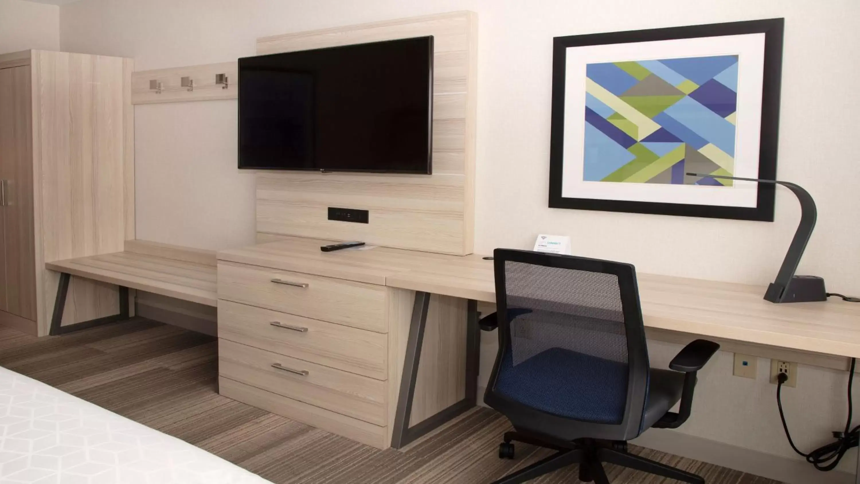 Photo of the whole room, TV/Entertainment Center in Holiday Inn Express & Suites - Marion, an IHG Hotel