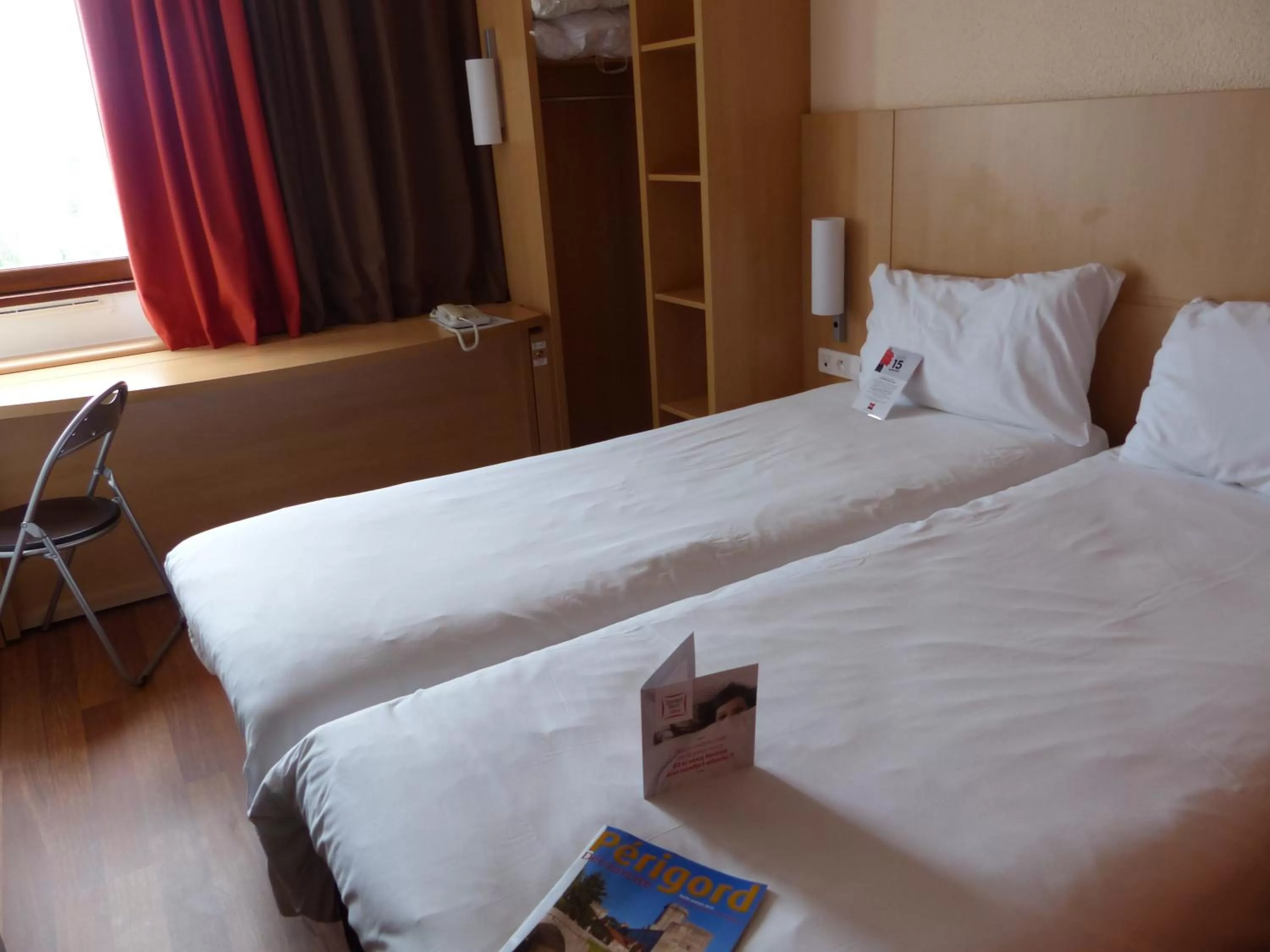 Photo of the whole room, Bed in ibis Périgueux Centre