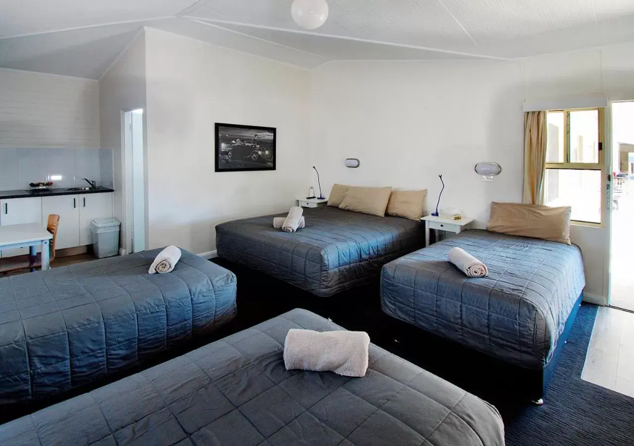 Bed in Memphis Motor Inn Bed in Memphis Motor Inn