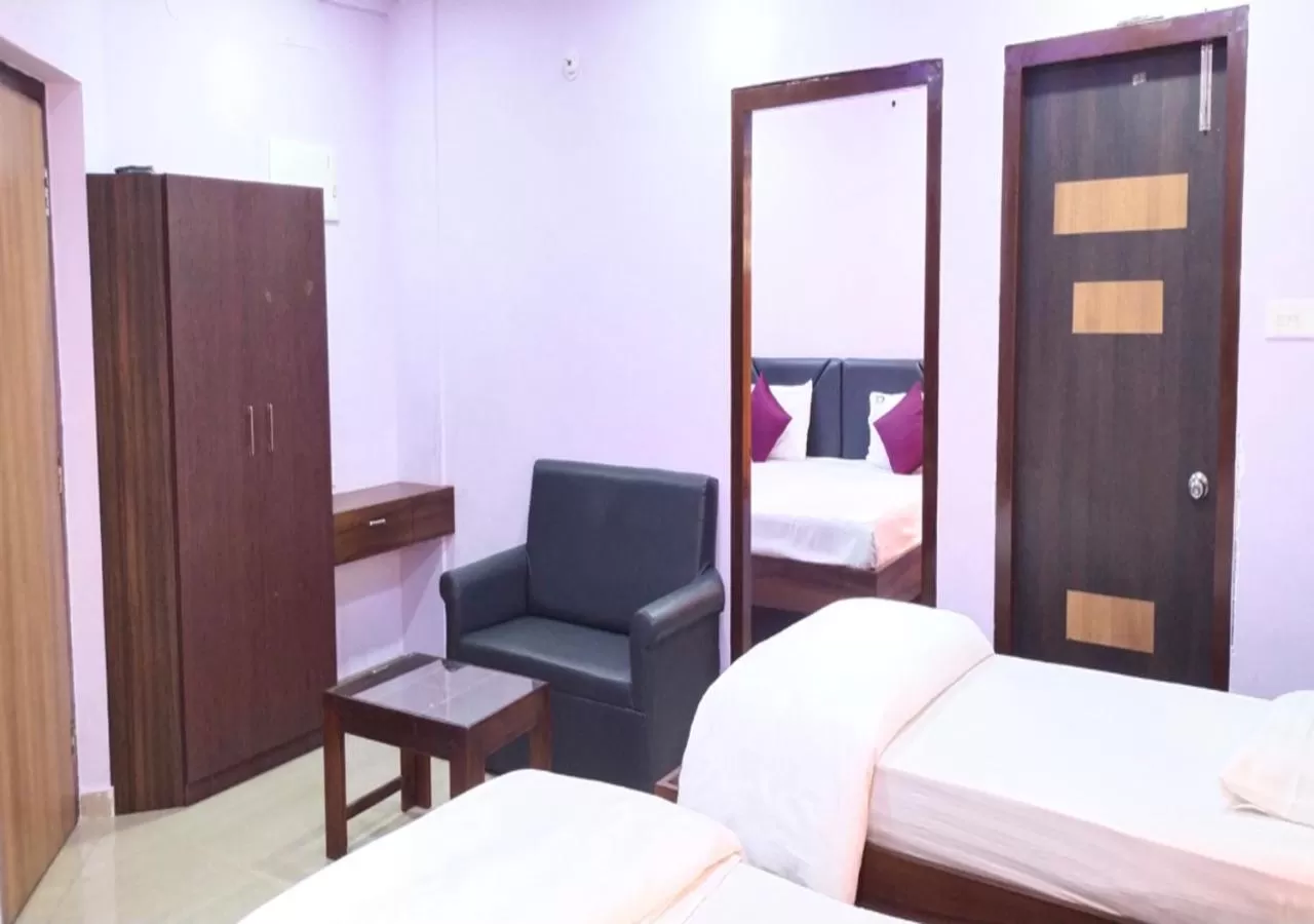 Living room, Bed in HOTEL PURI GREENS