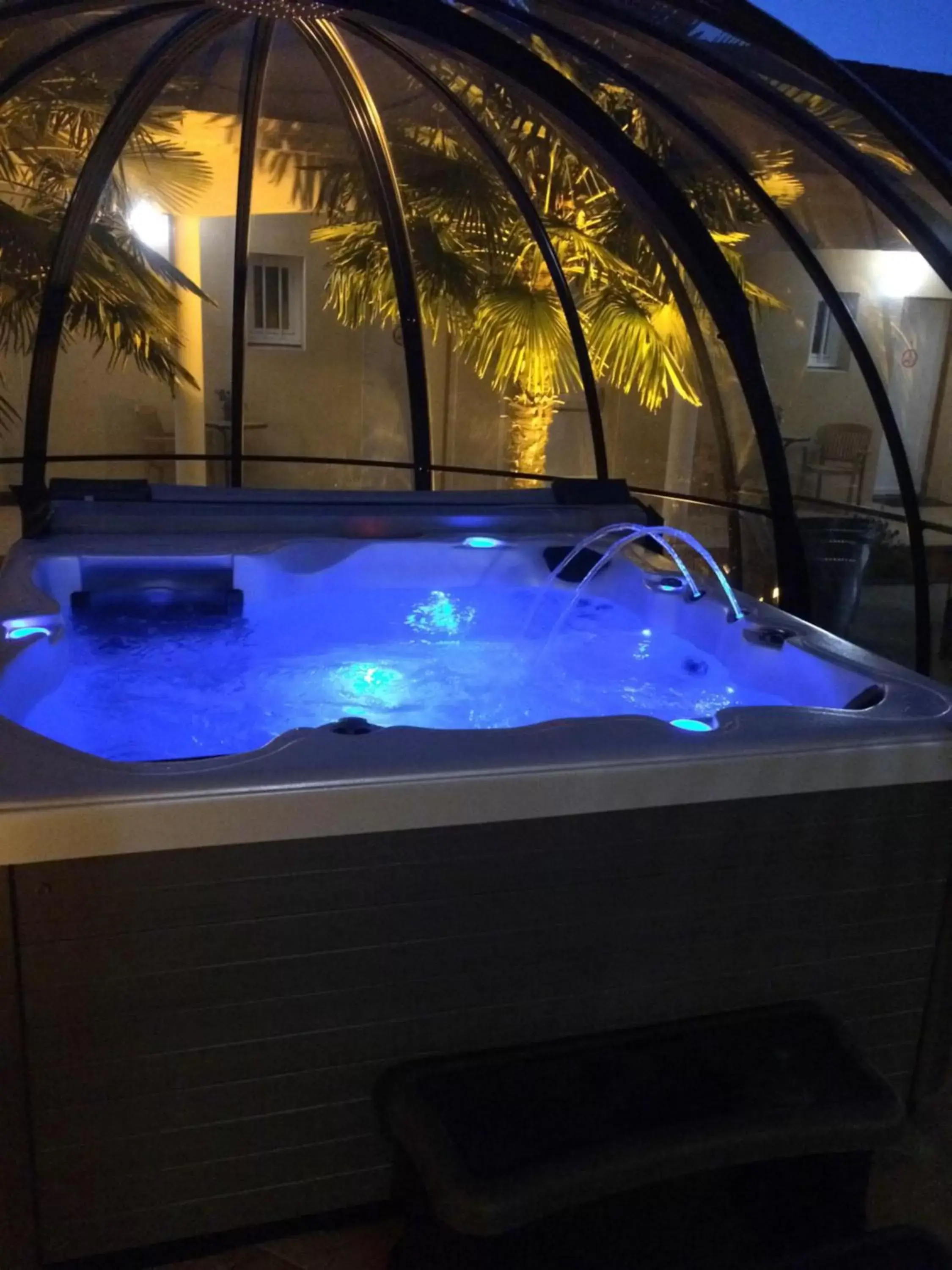 Hot Tub in The Originals City, Hôtel La Closerie, Nantes Nord (Inter-Hotel)