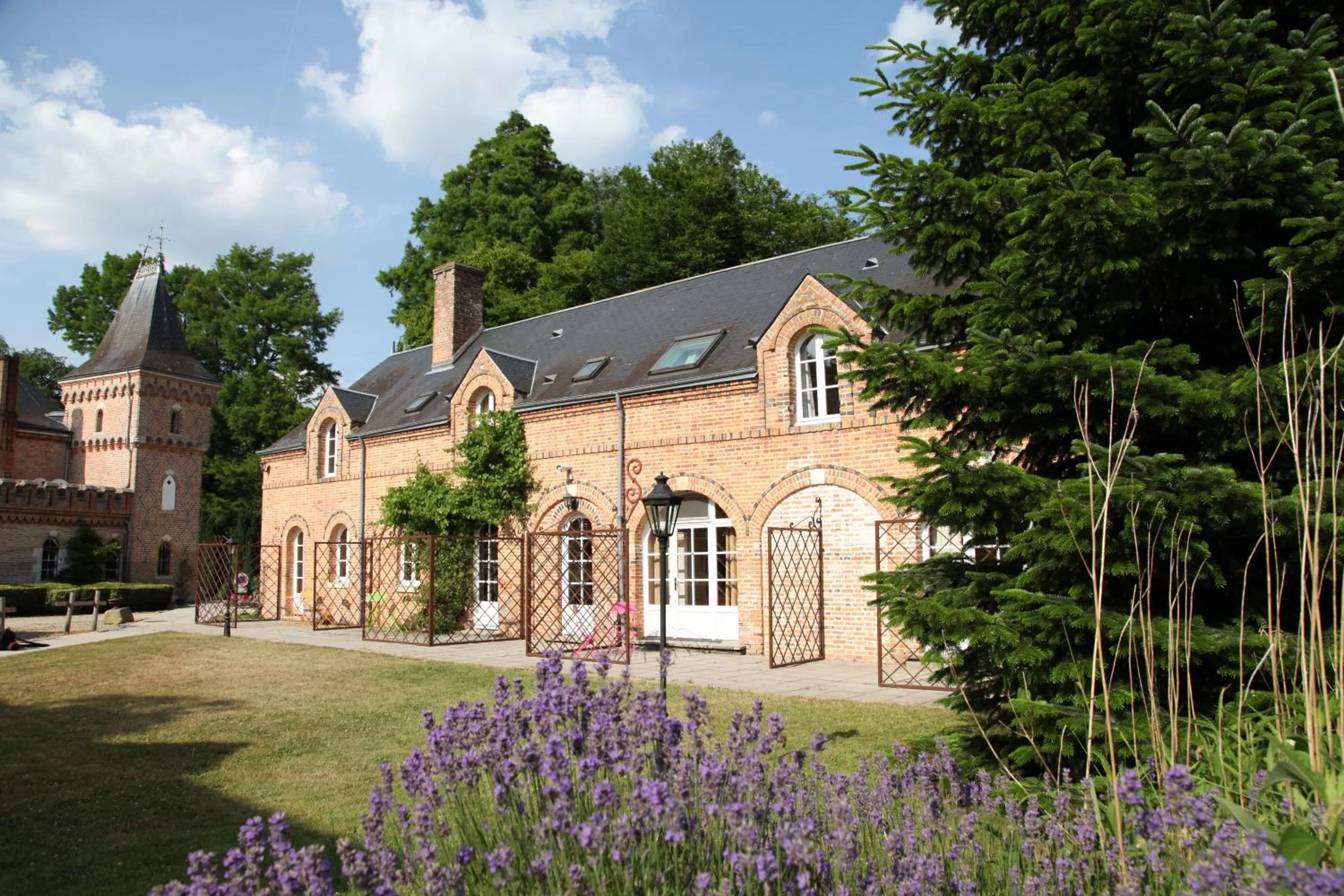 Facade/entrance in Hostellerie Du Château Les Muids