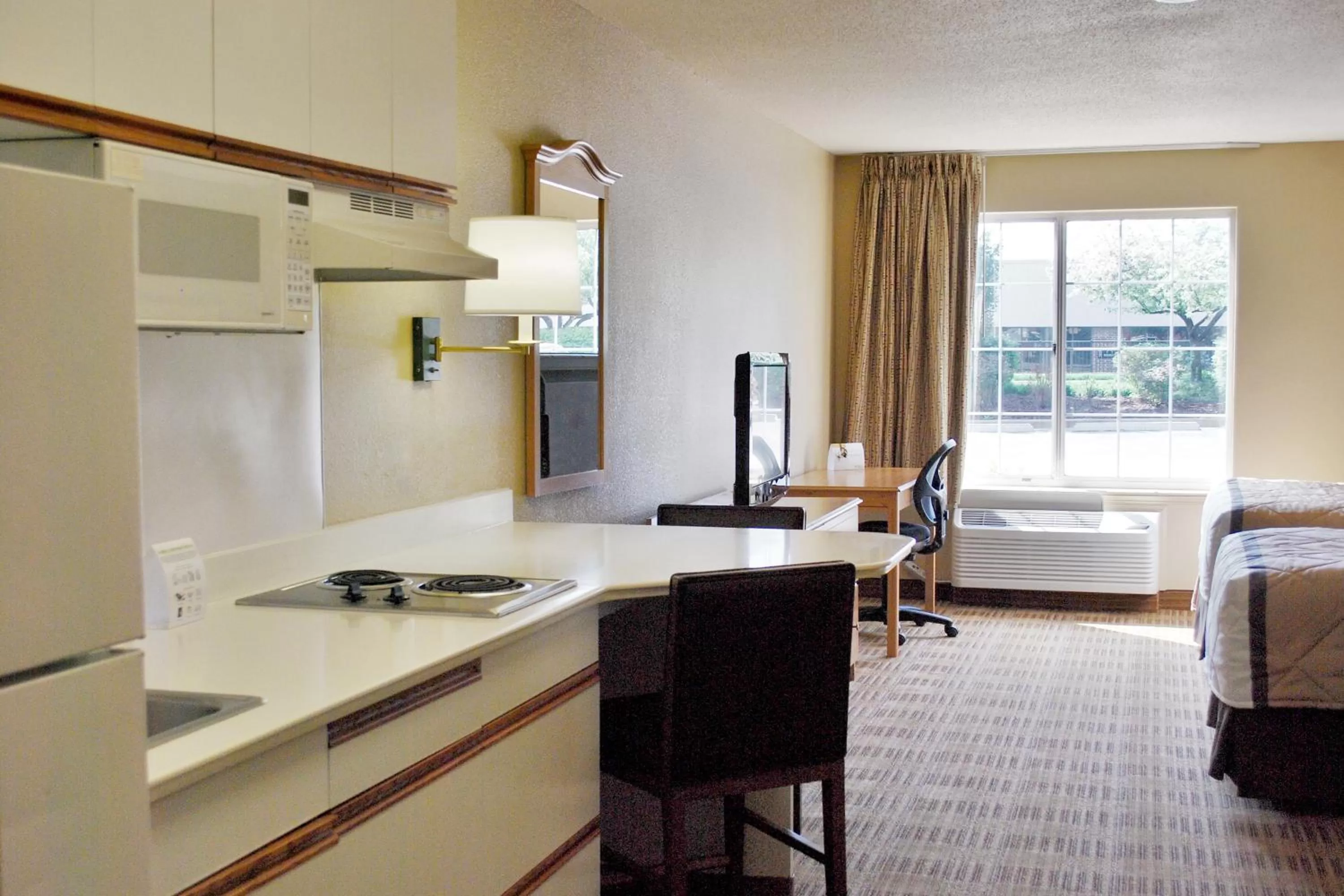 Kitchen or kitchenette, Bed in Extended Stay America Suites - Minneapolis - Eden Prairie - Technology Drive