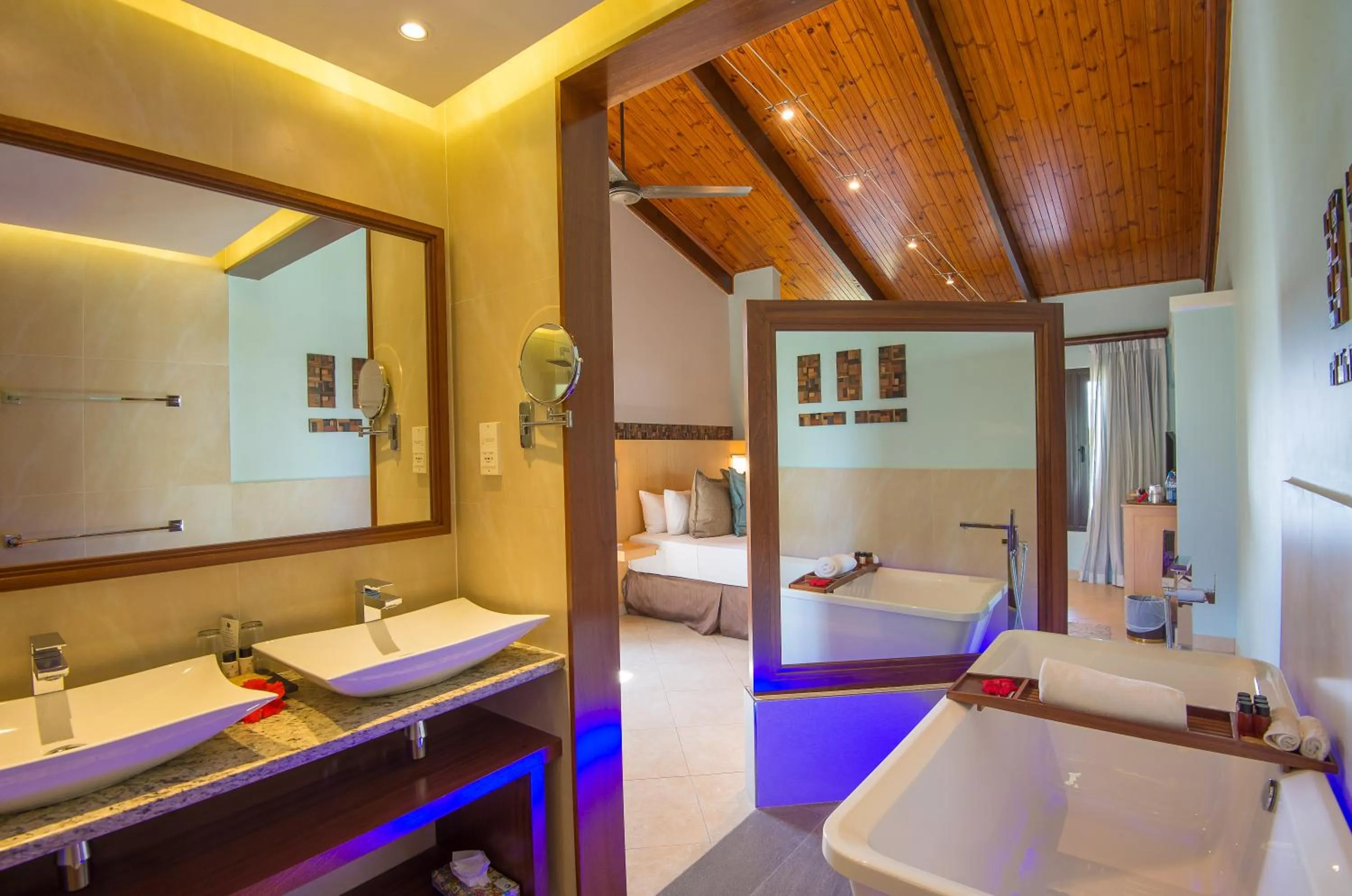 Bathroom, Bed in Coco de Mer Hotel and Black Parrot Suites